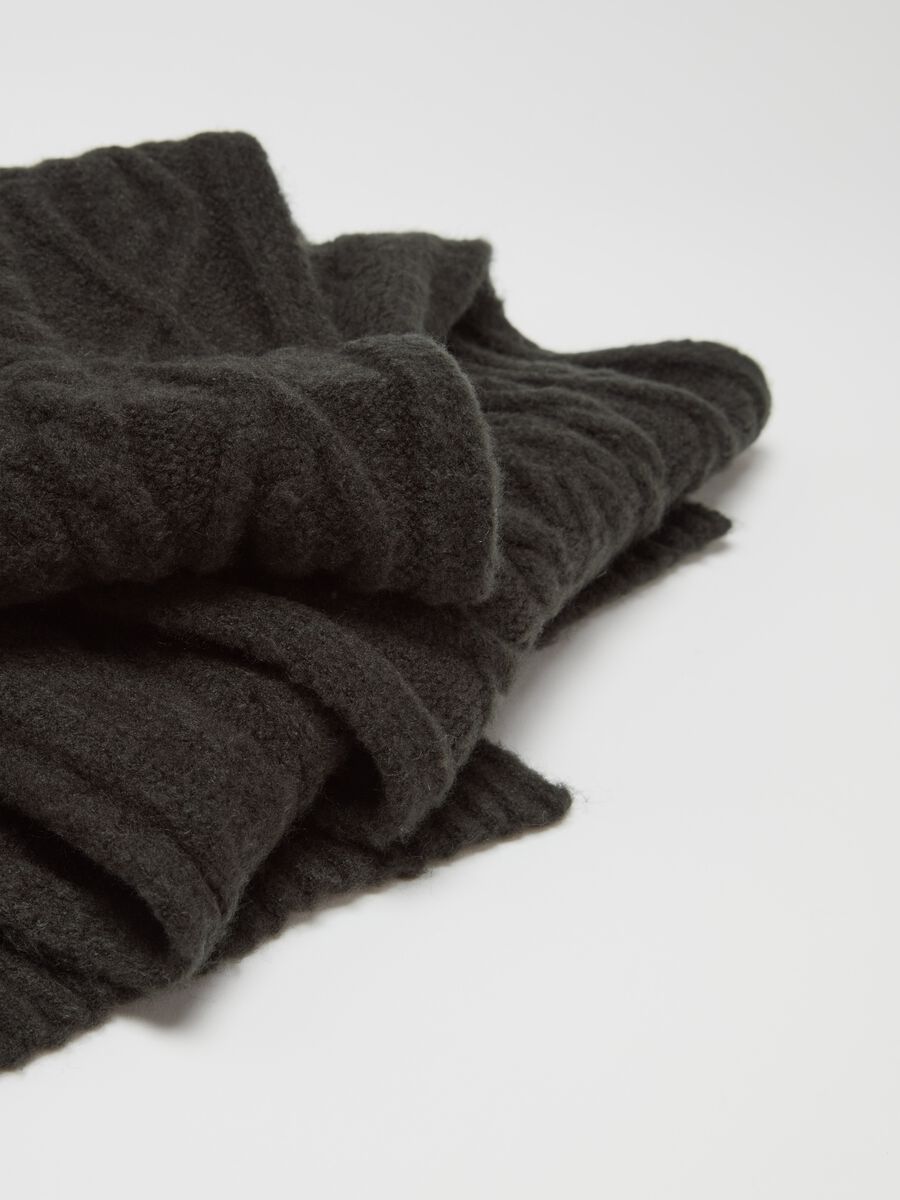 Cable-knit scarf with diamond motif_1