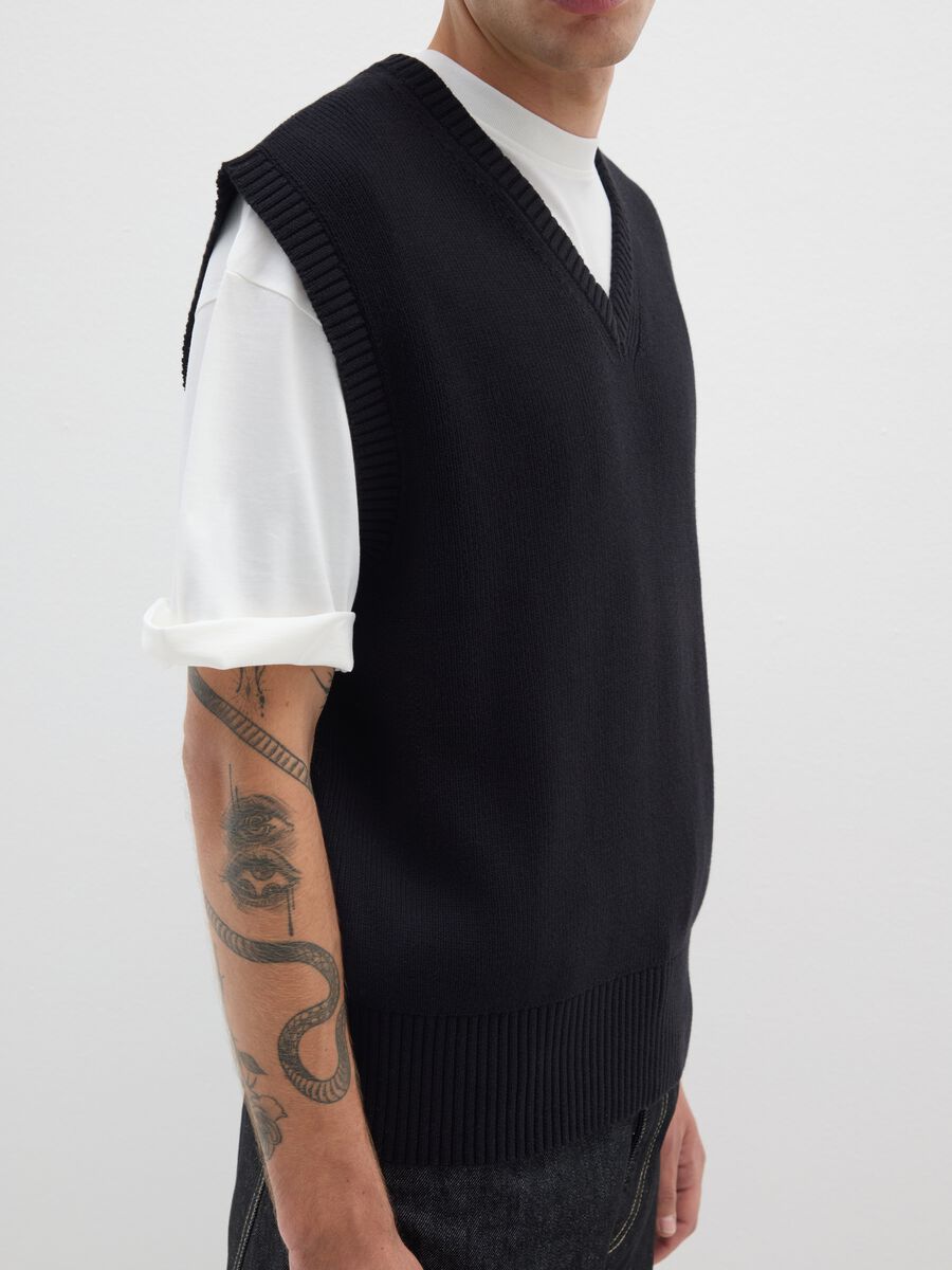 Pure Cotton Black Regular Fit Waistcoat_3