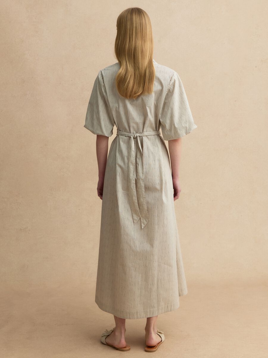 Abito lungo in puro cotone beige a righe regular fit con scollo a V_2