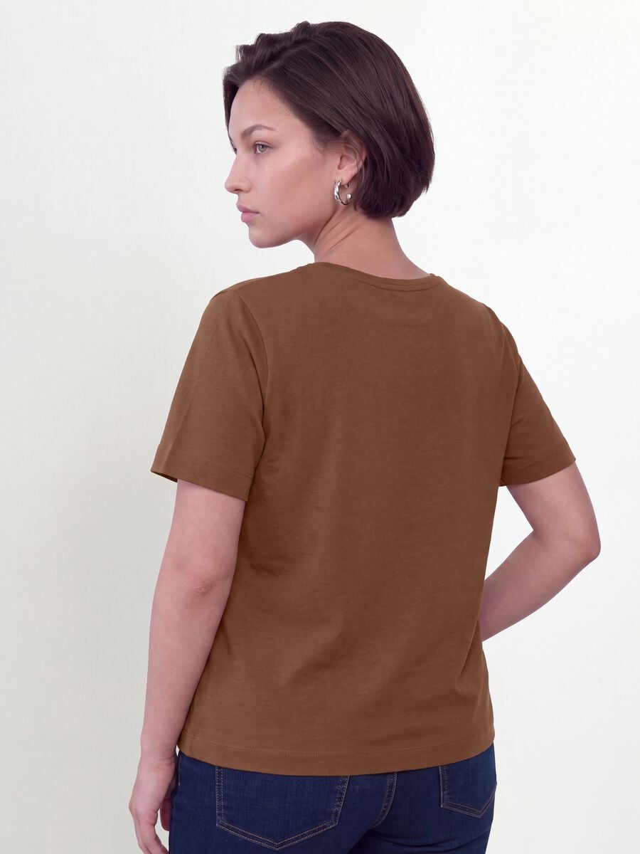 T-shirt marrone in puro cotone con stampa floreale regular fit_2