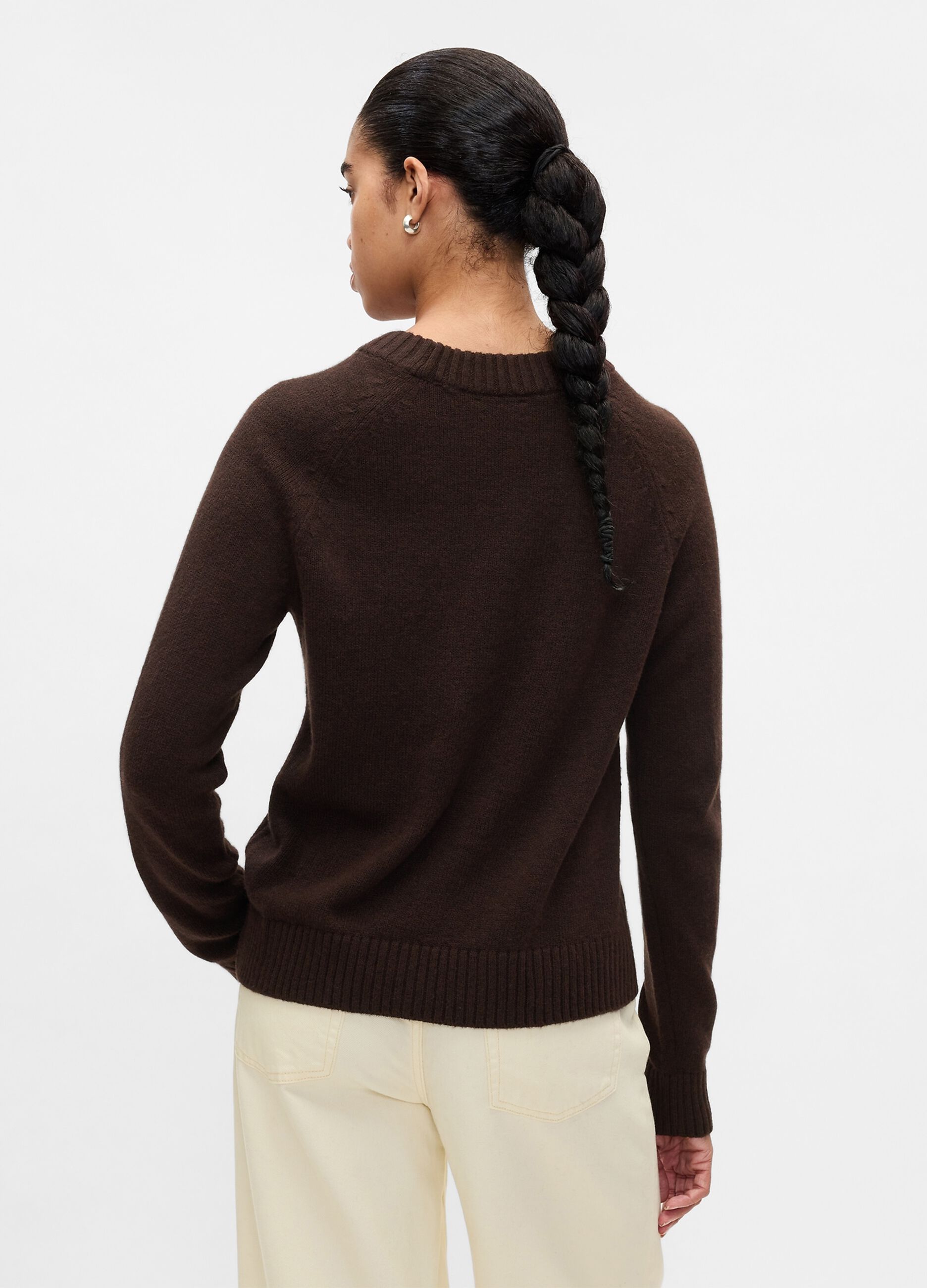 Pullover with round neck and raglan sleeves