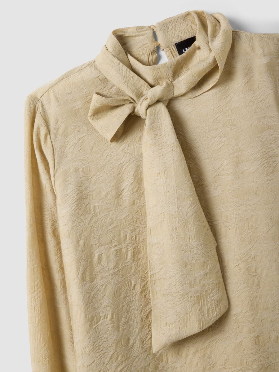 Camicia beige in misto viscosa con collo a fiocco_1
