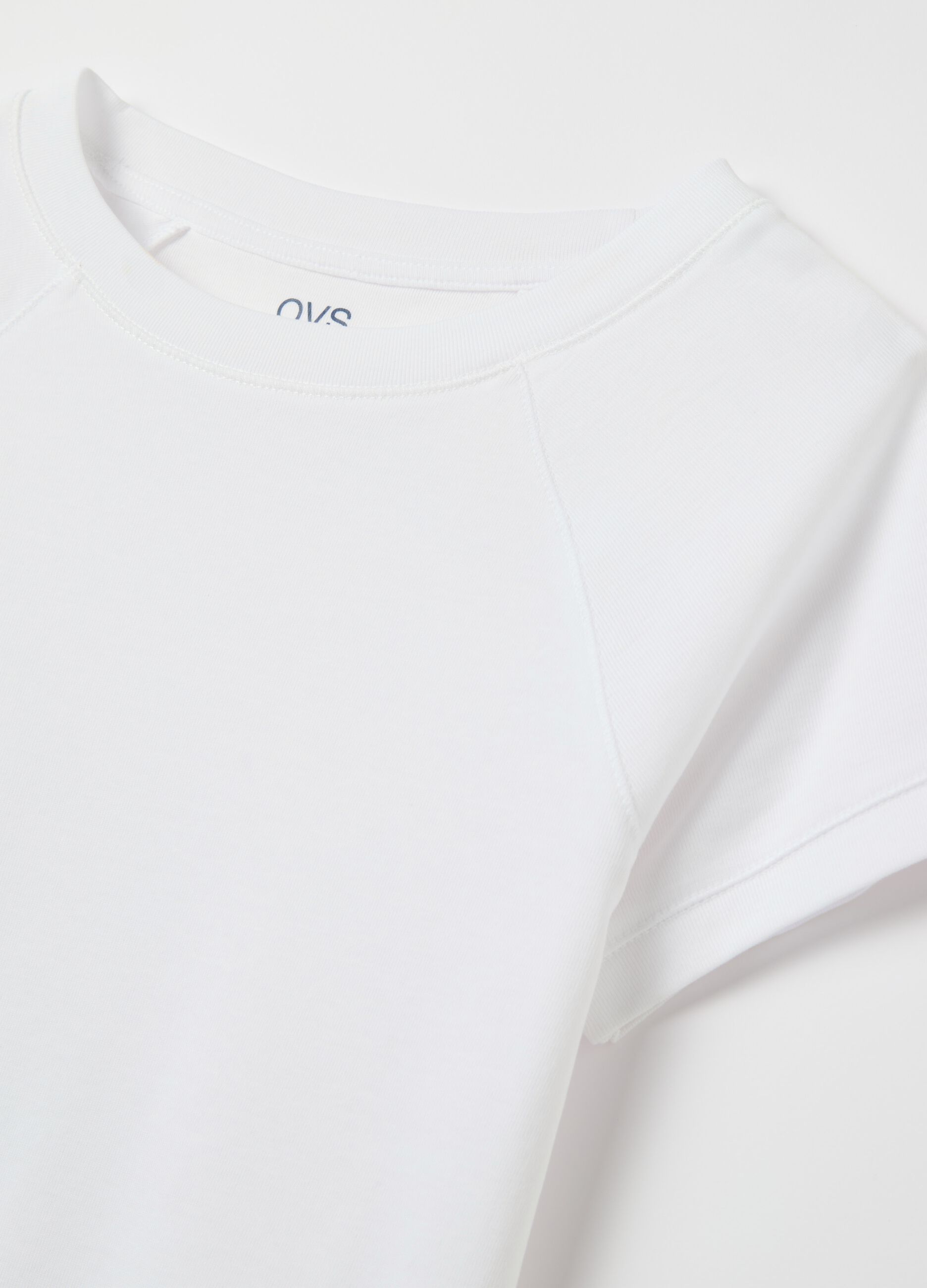 T-shirt with raglan sleeves