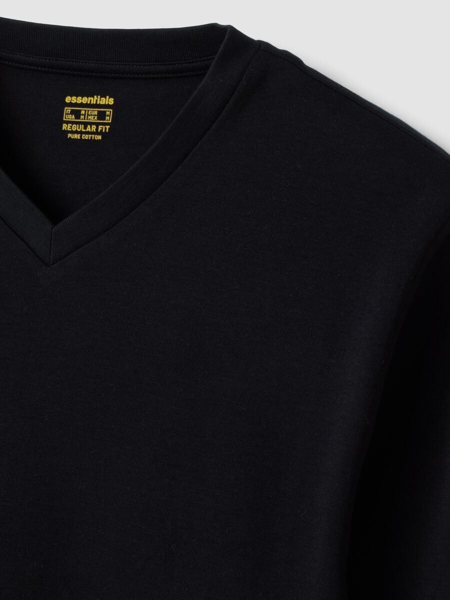 T-shirt nera in puro cotone con scollo a V regular fit_1