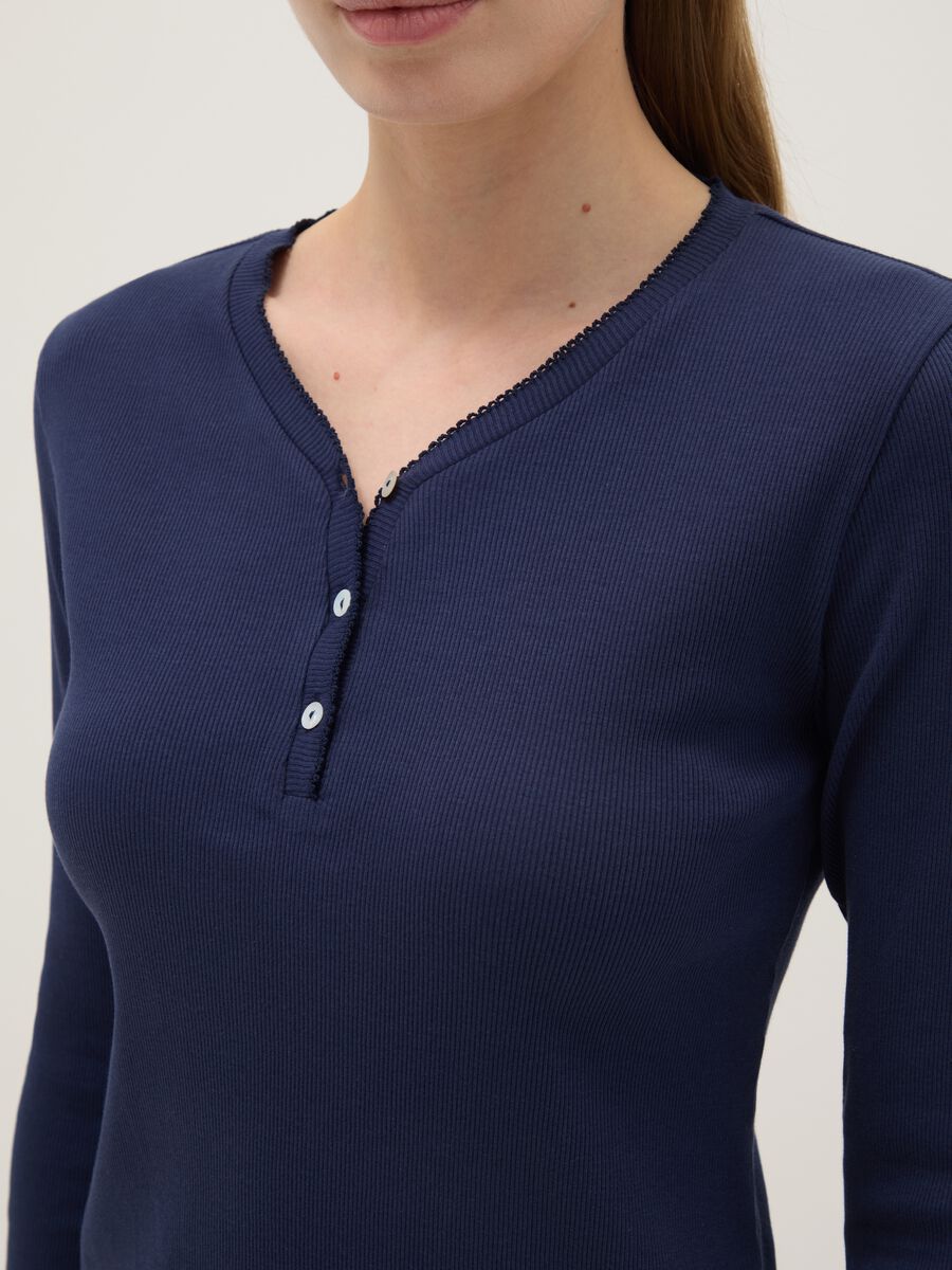 Maglia a maniche lunghe in puro cotone blu regular fit con collo serafino_3