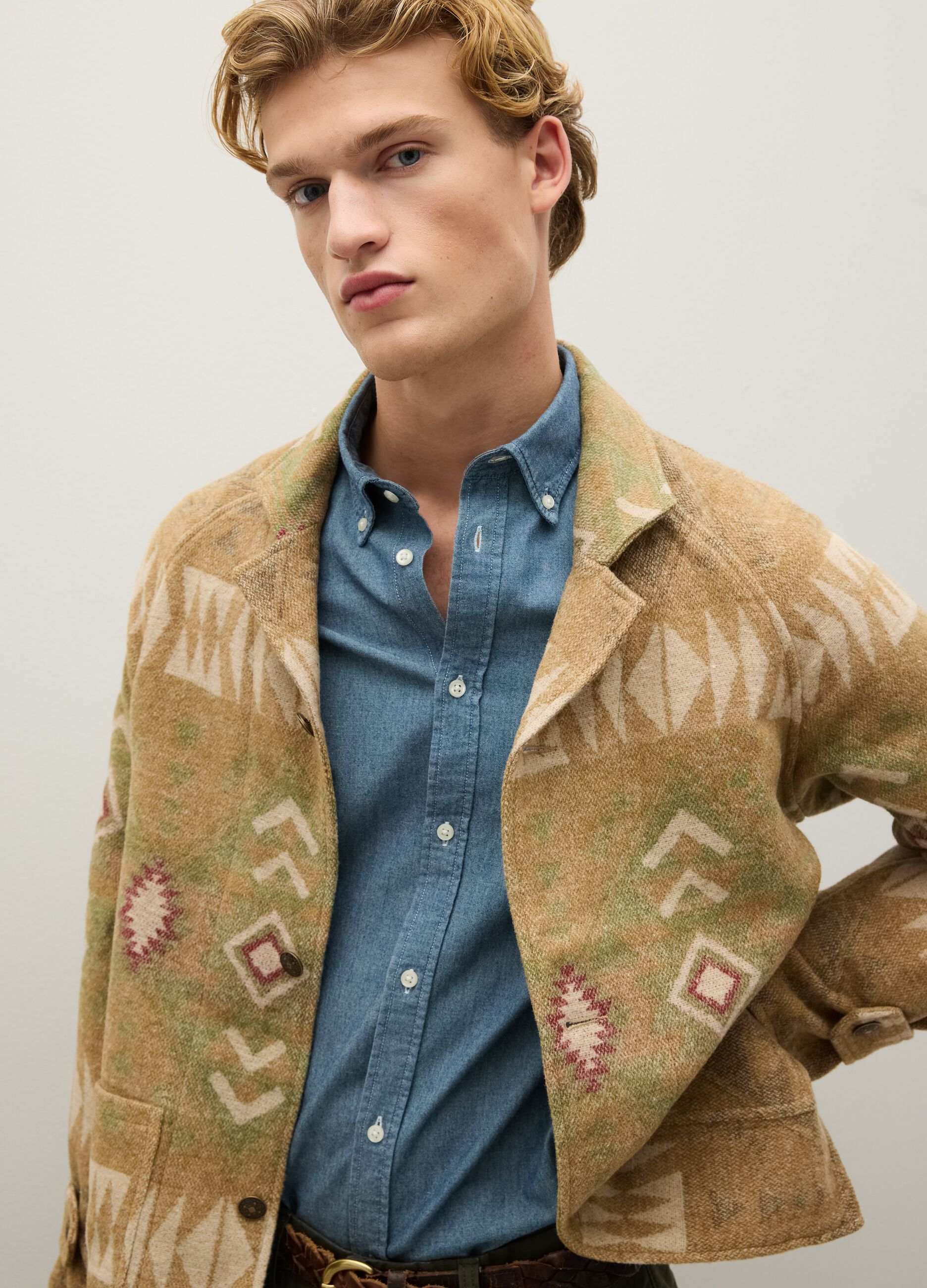 Beige shacket jacket with patterns and zip