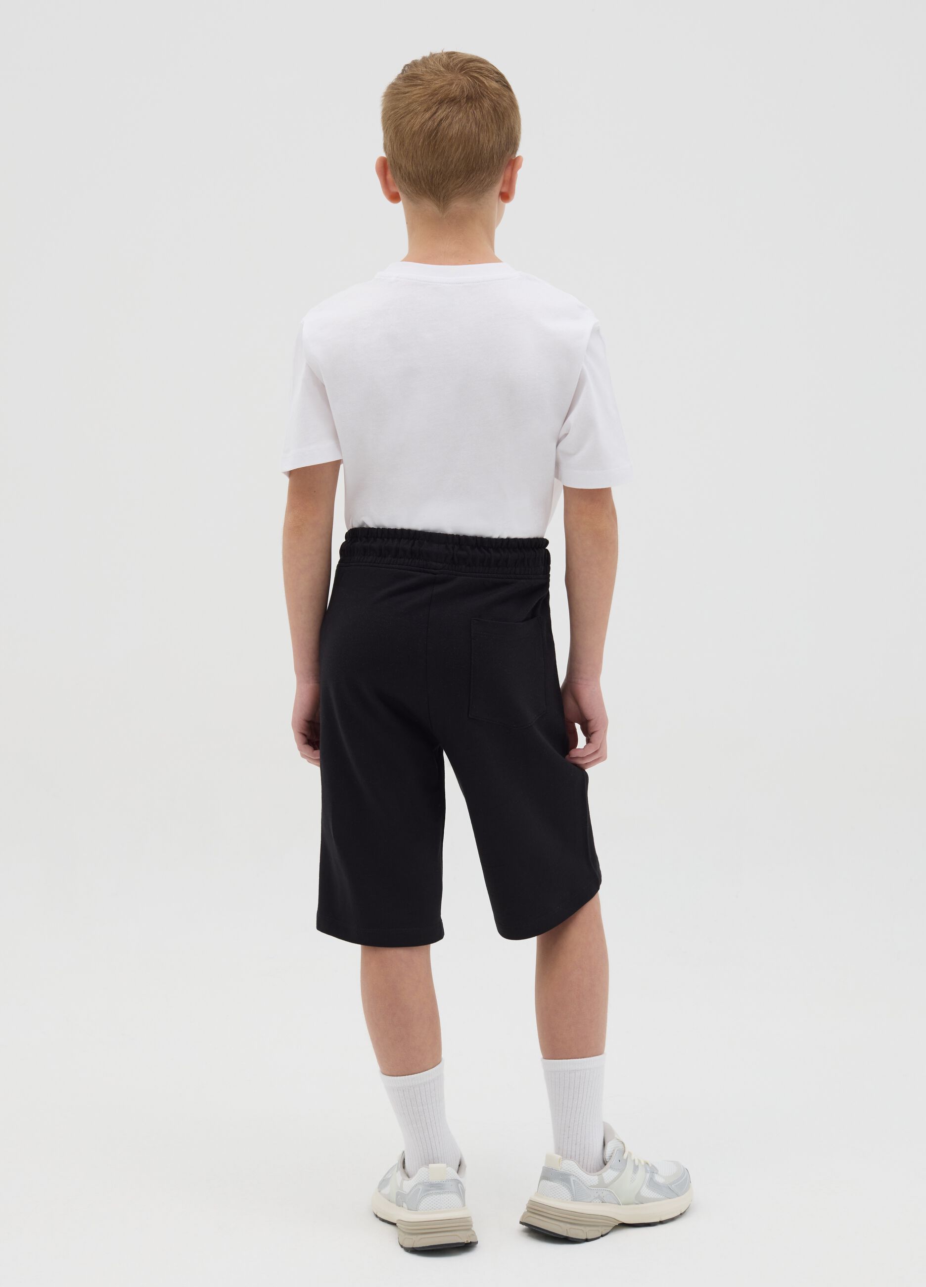 Black fleece Bermuda shorts with pockets and drawstring