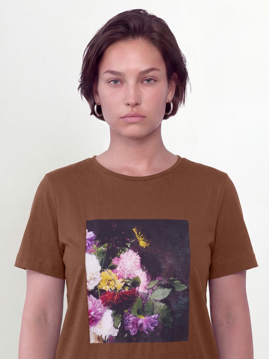 T-shirt marrone in puro cotone con stampa floreale regular fit_3