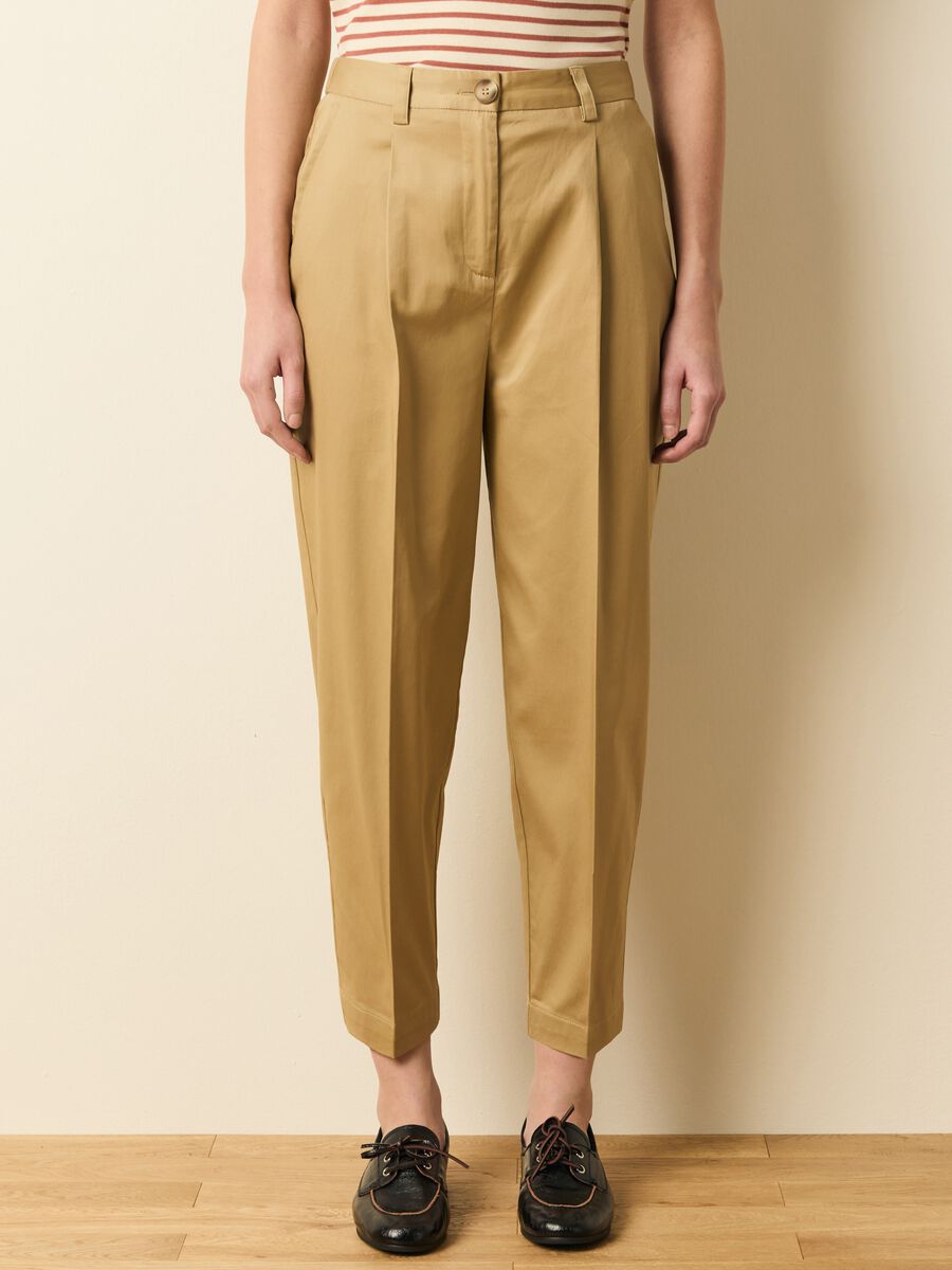Cropped chino trousers with darts_1