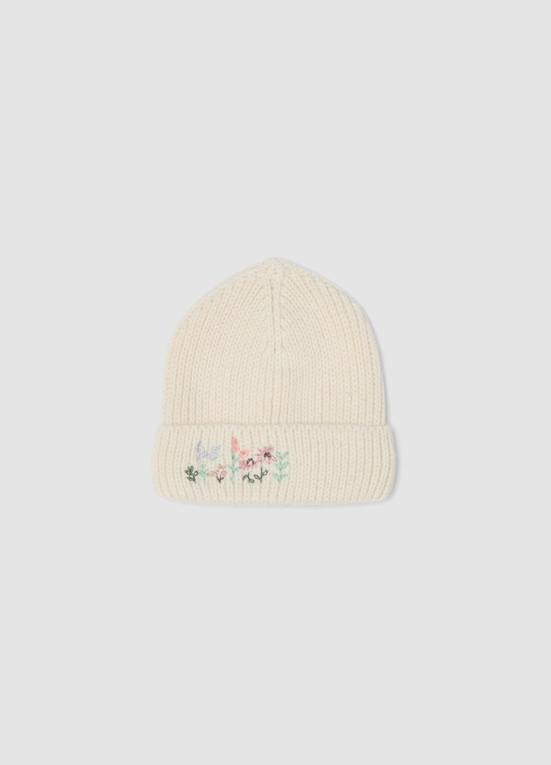 Cappello beige in maglia con ricamo floreale