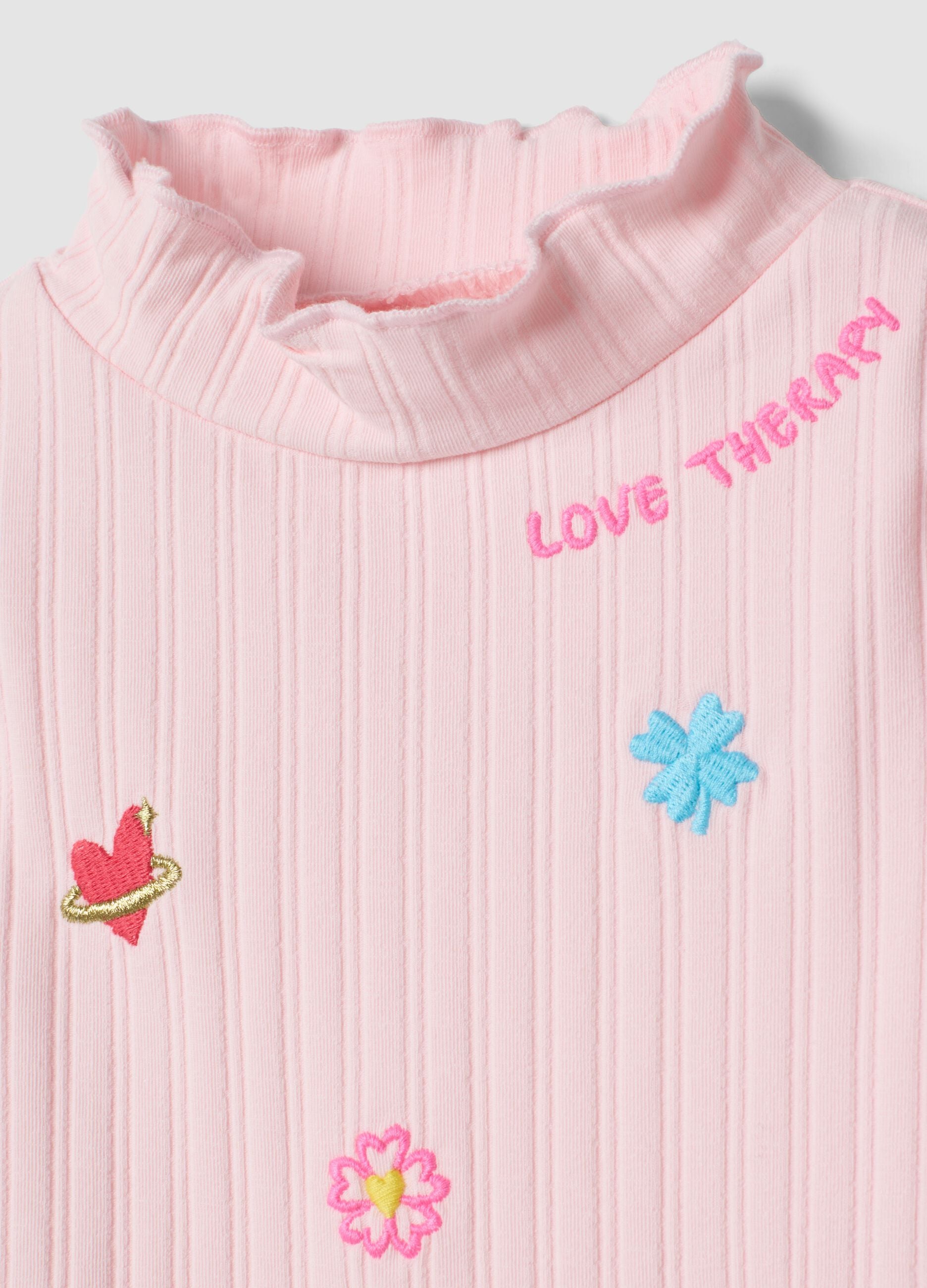 T-shirt rosa in cotone elasticizzato a collo rialzato con ricami decorativi