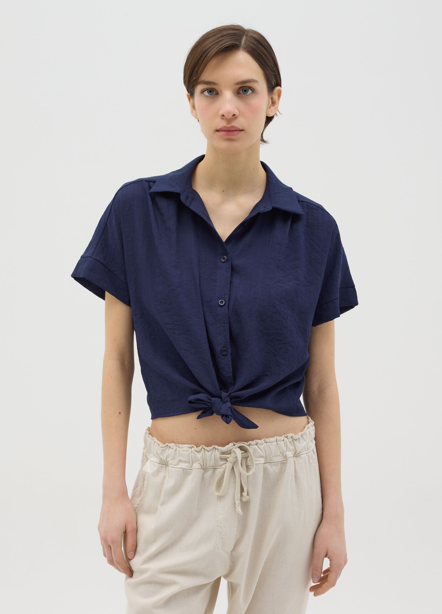 Blue shirt with knot and short sleeves