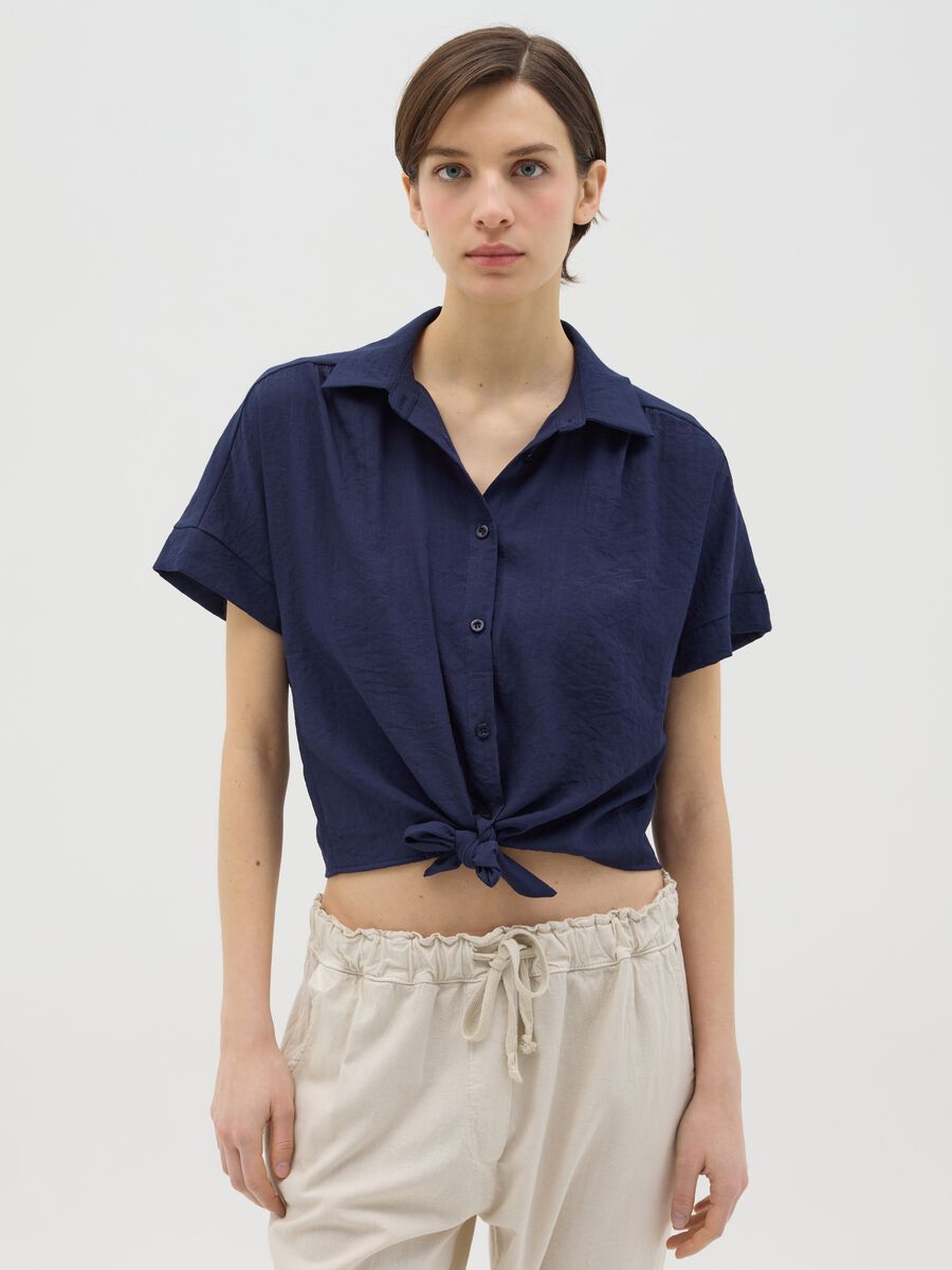 Blue shirt with knot and short sleeves_0