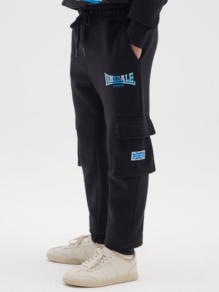 Pantaloni da bambino in misto cotone nero con tasche cargo_2