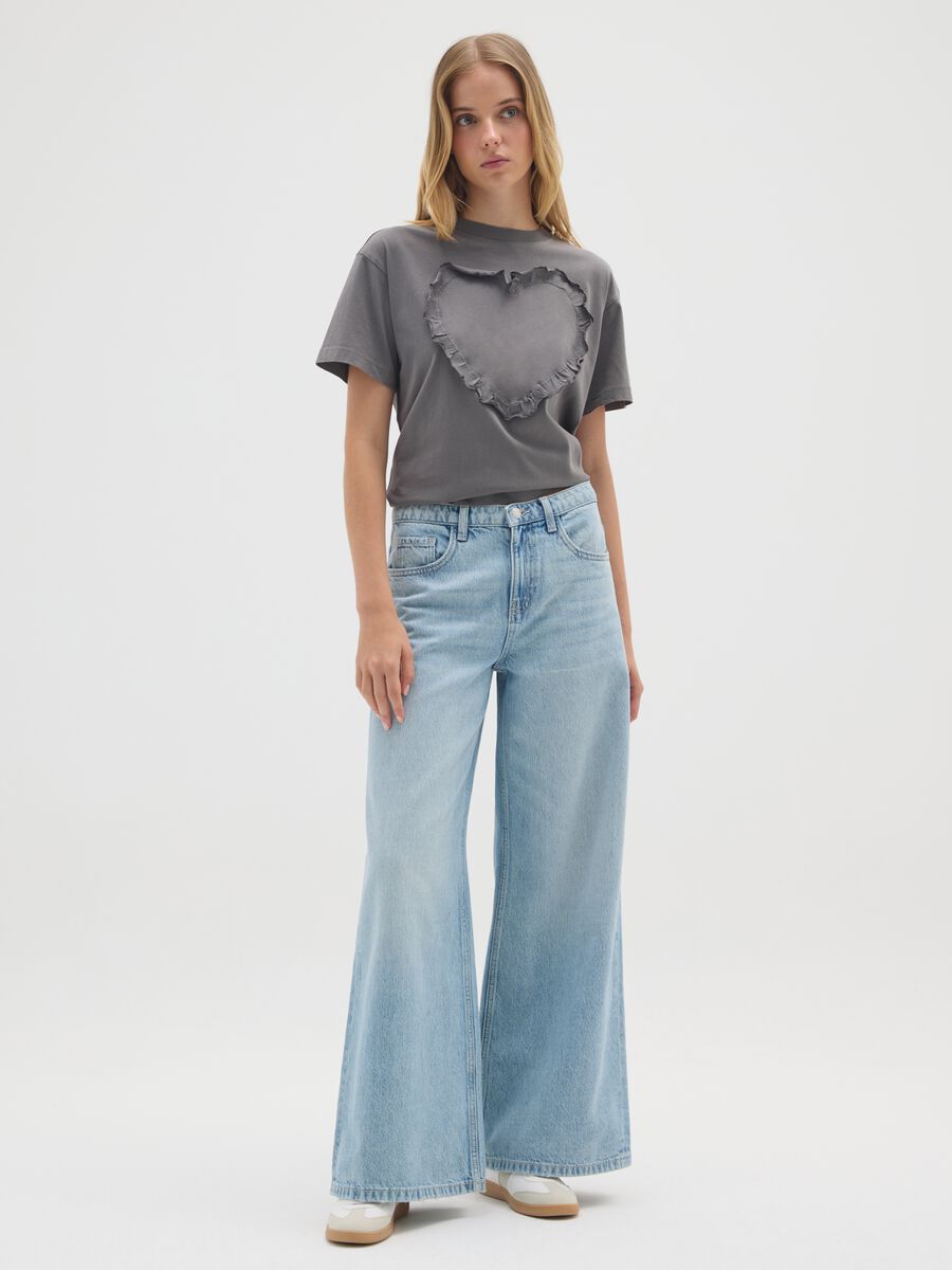 T-shirt in puro cotone grigia regular fit con volant_1