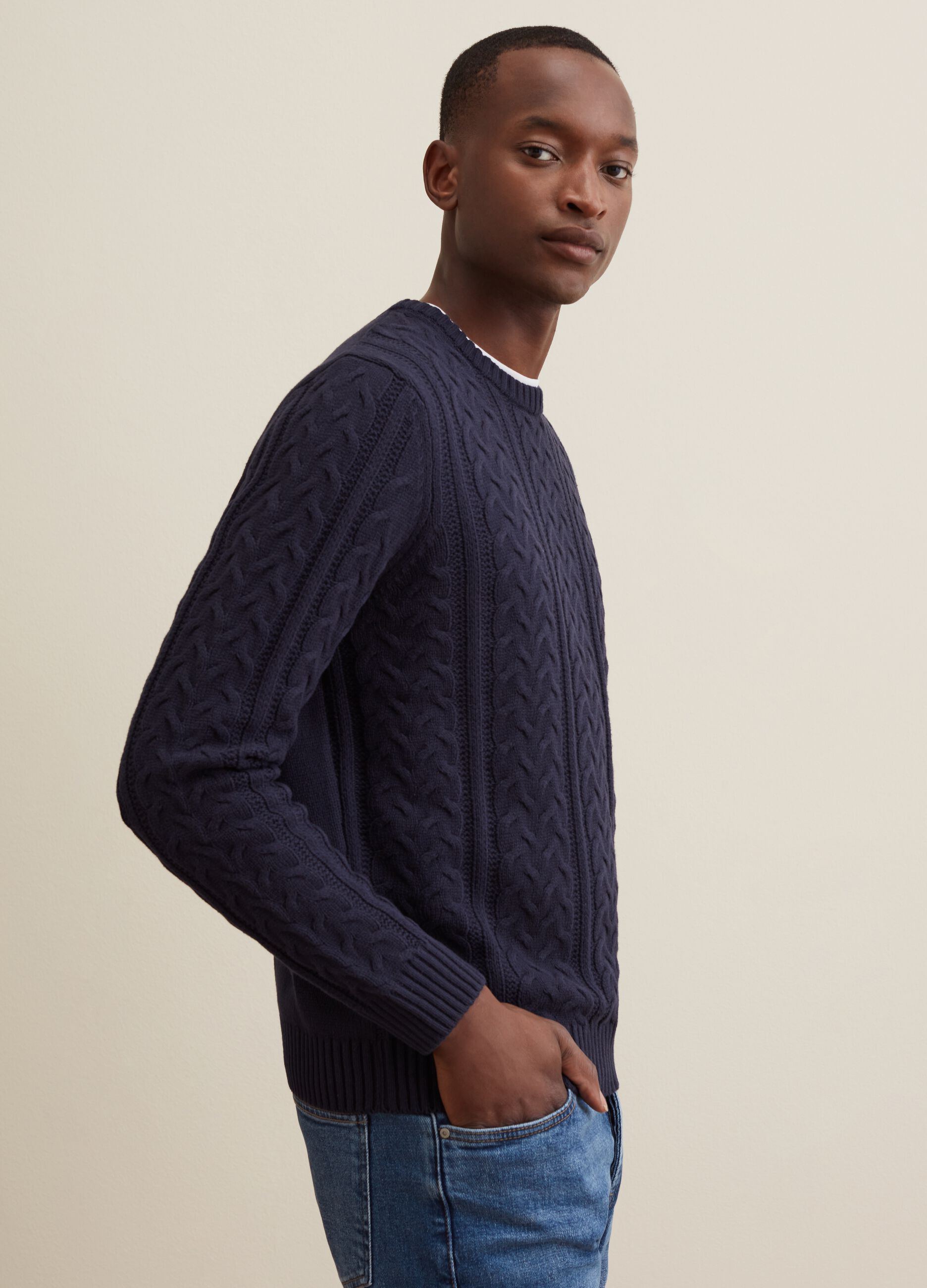 Pullover con lavorazione a trecce_3