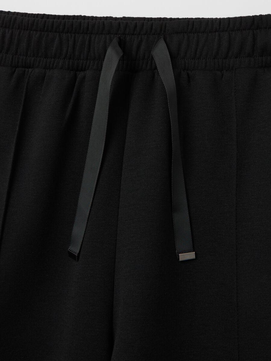 Curvy plush joggers with embossed seams_5