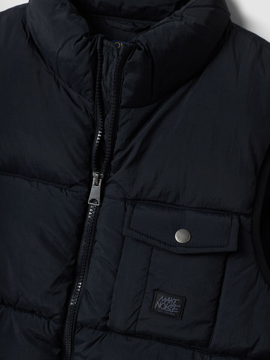 Black water-repellent padded gilet with zip and high neck for boys_2
