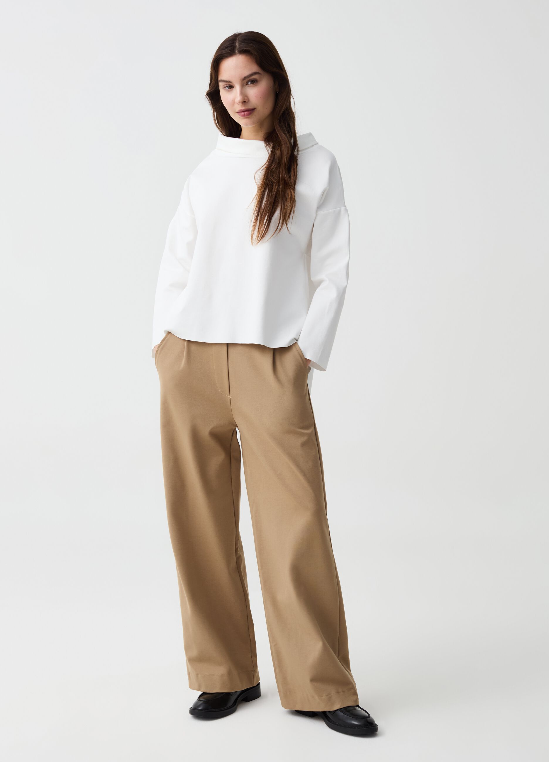 Wide-leg trousers with darts