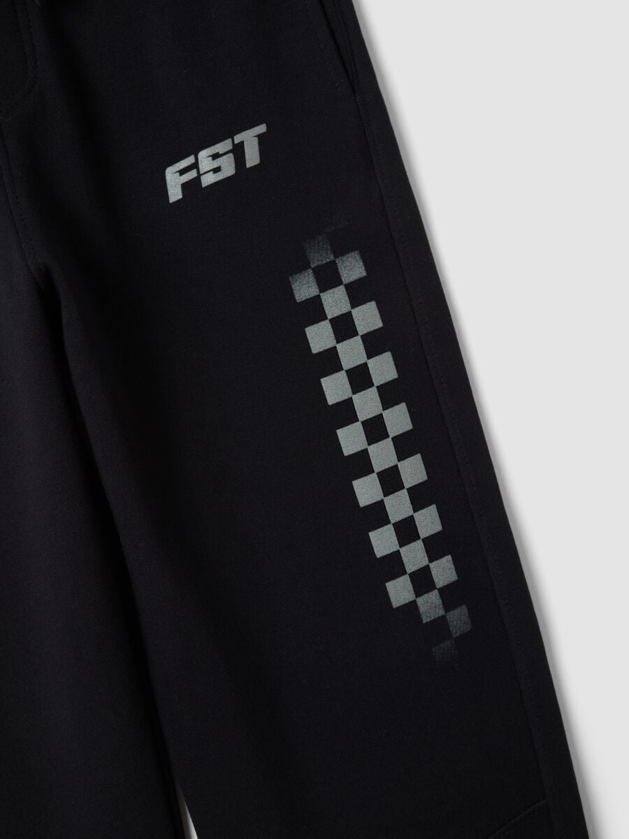 Jogger neri in puro cotone organico con stampa a scacchi relaxed fit_2
