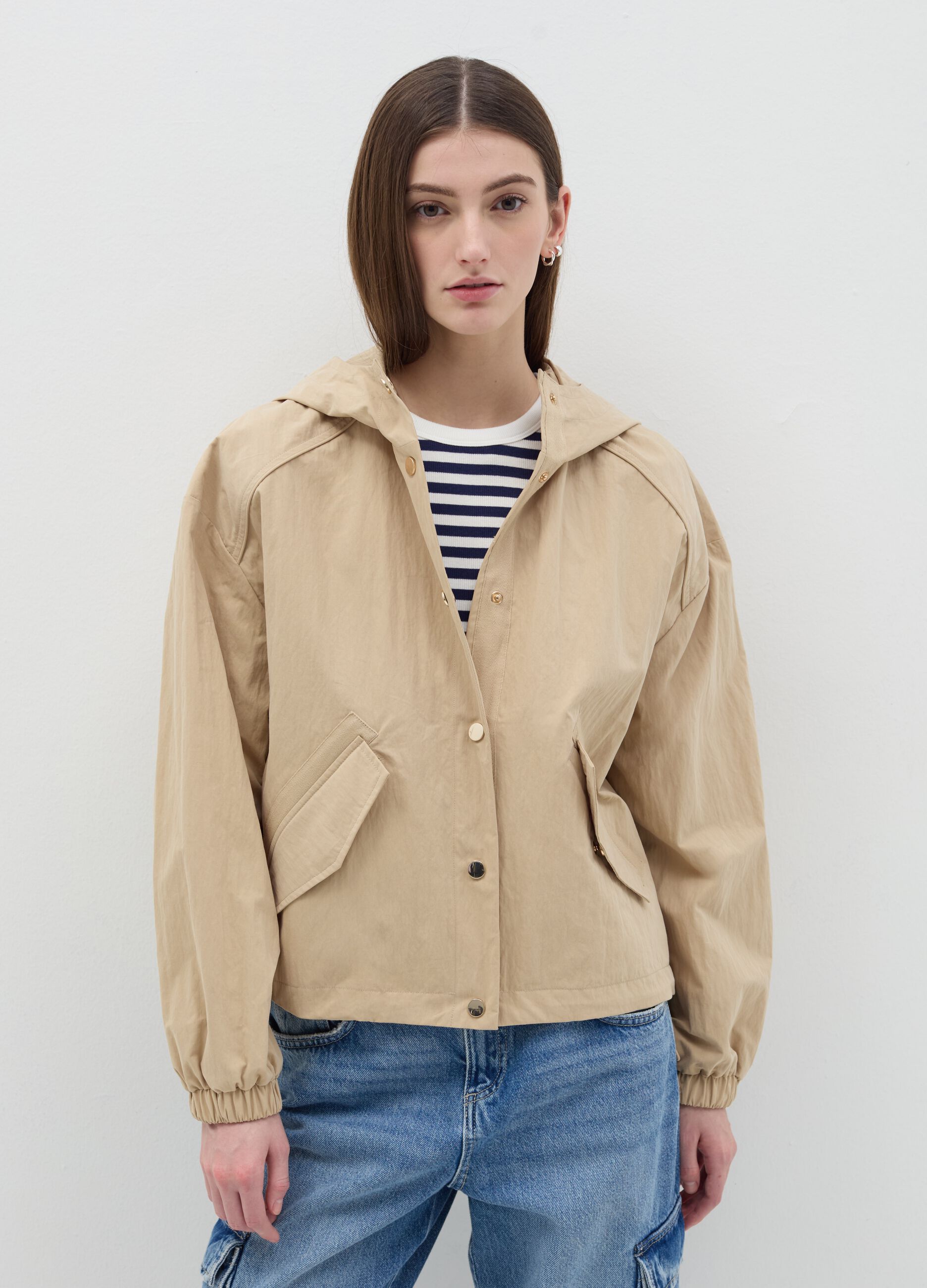 Short parka with hood and drawstring