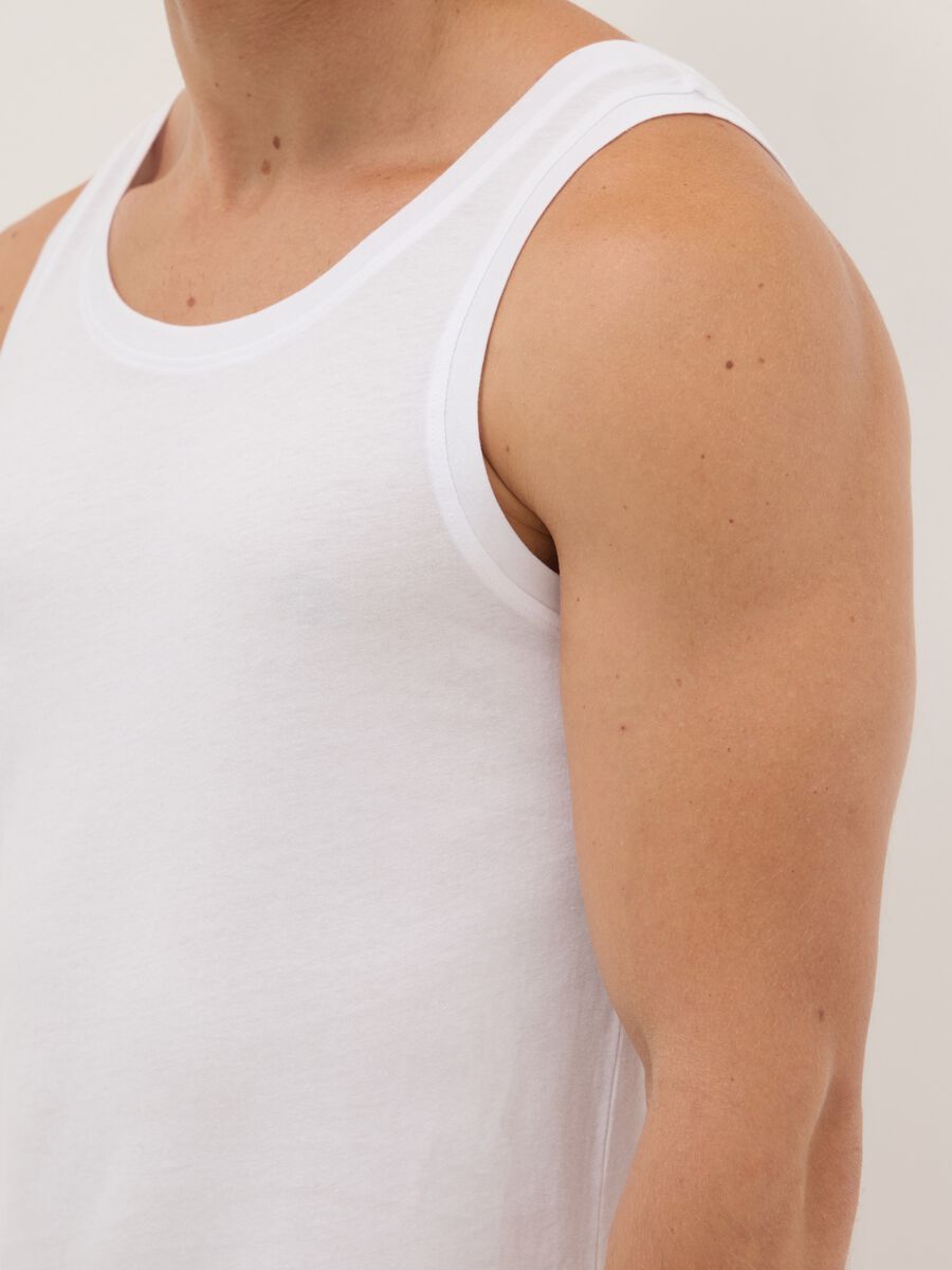 Twin pack of white crew neck vests in pure cotton regular fit_3
