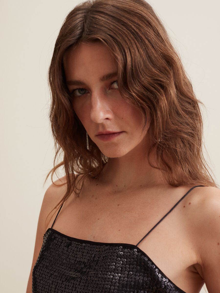Top cropped con paillettes all-over_3