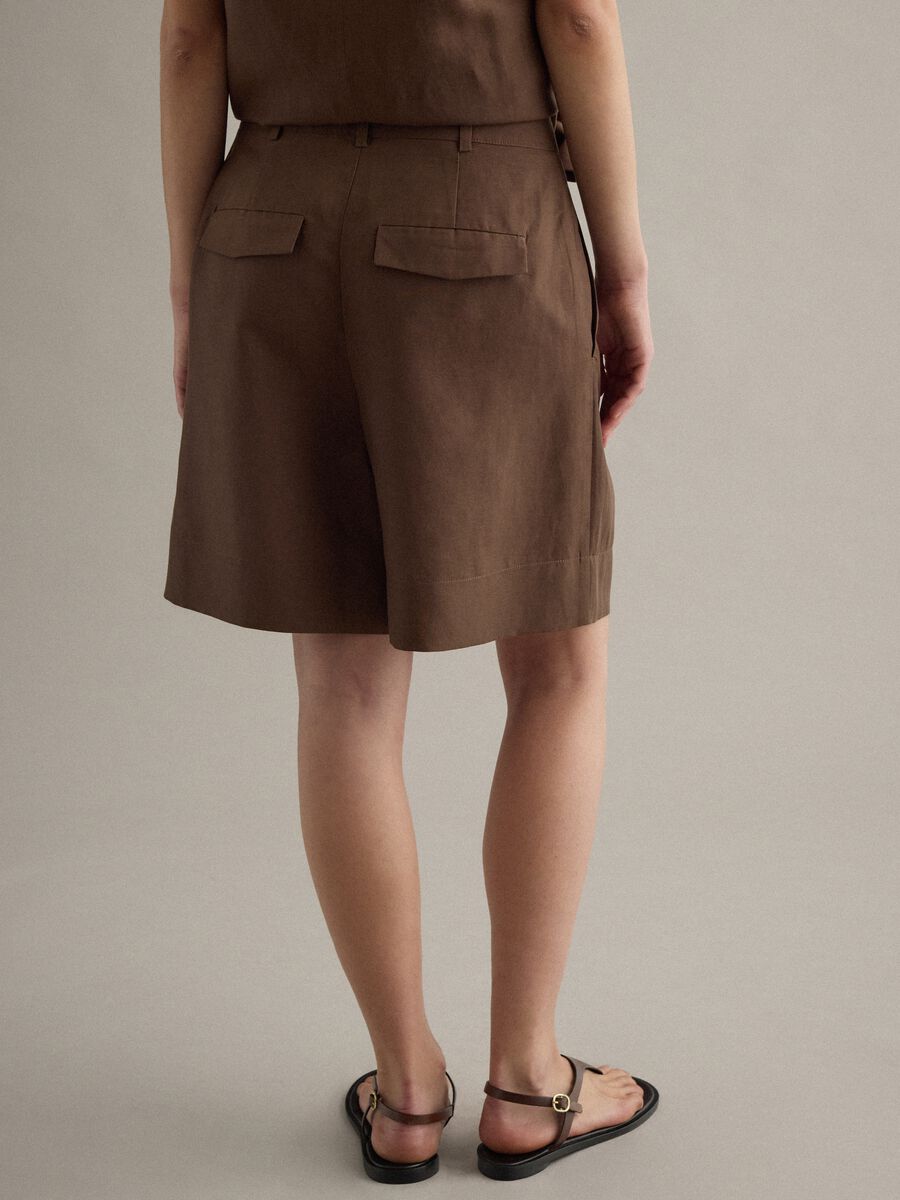 Shorts in misto lyocell e lino marroni regular fit_3