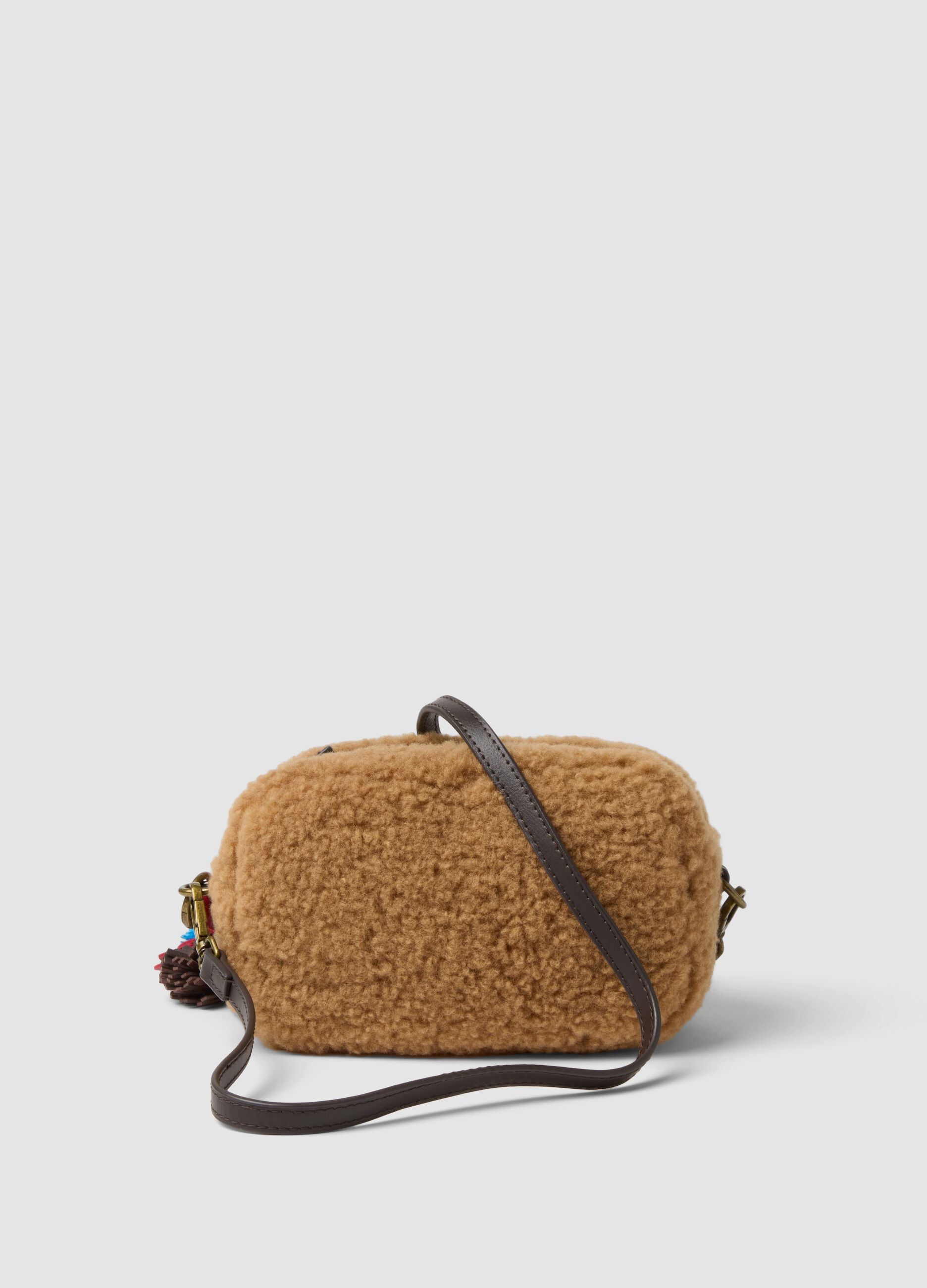 Borsa a tracolla beige effetto teddy con charm removibile