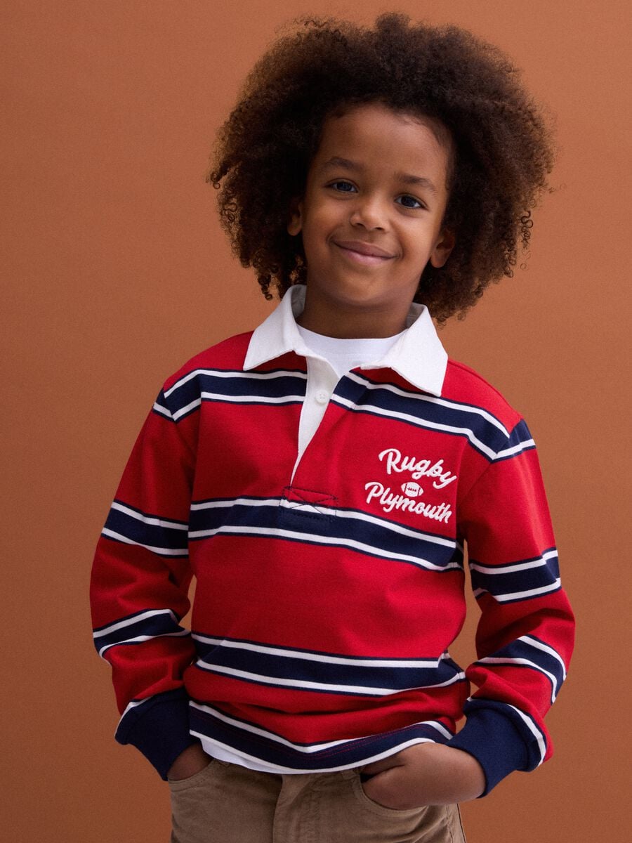 Polo rugby rossa in puro cotone a righe regular fit per bambino_0