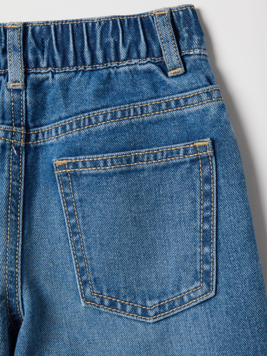Jeans in puro cotone denim azzurro dritti con dettagli per bambina_3