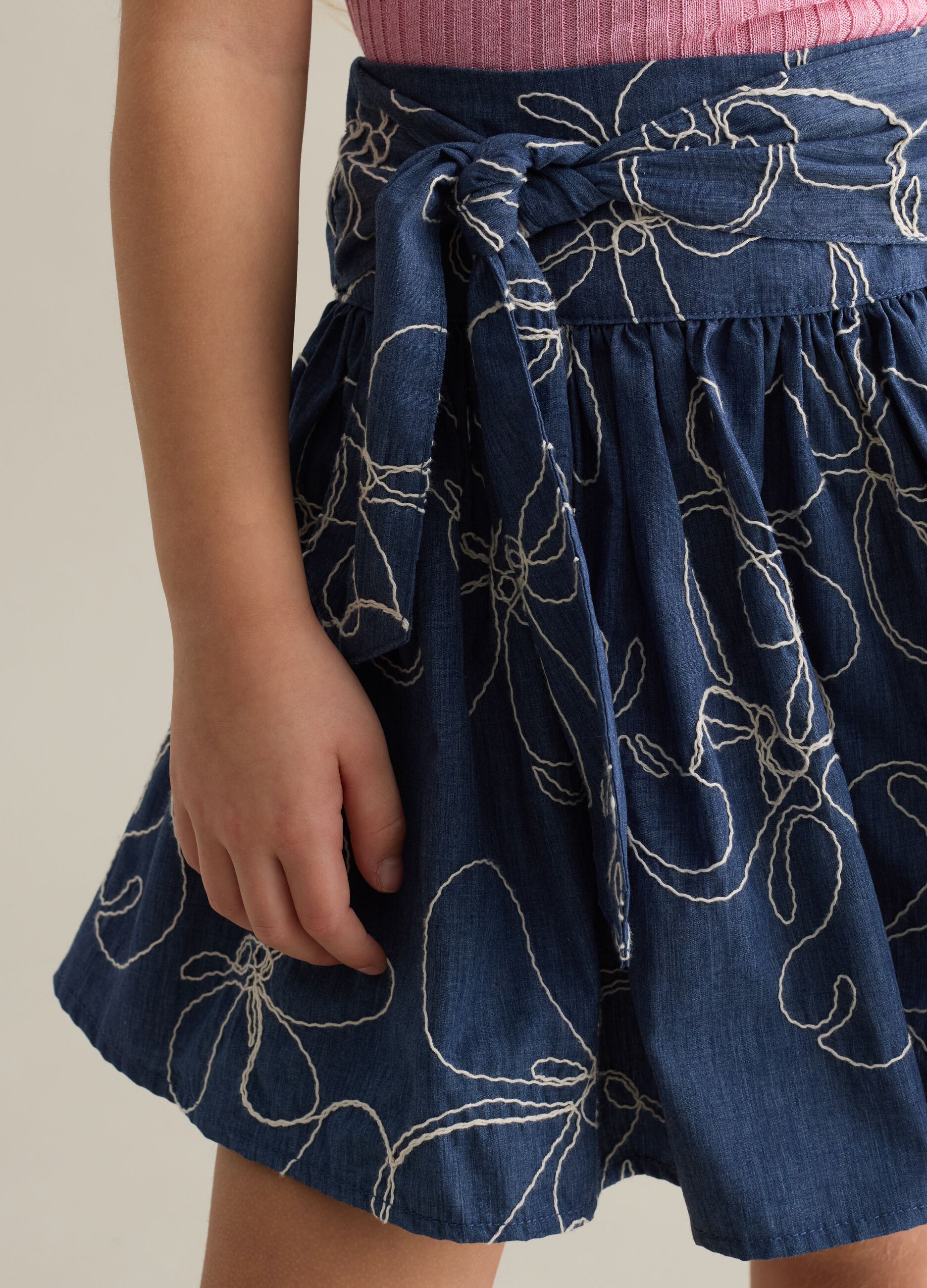Gonna in denim con cintura e ricamo fiori 