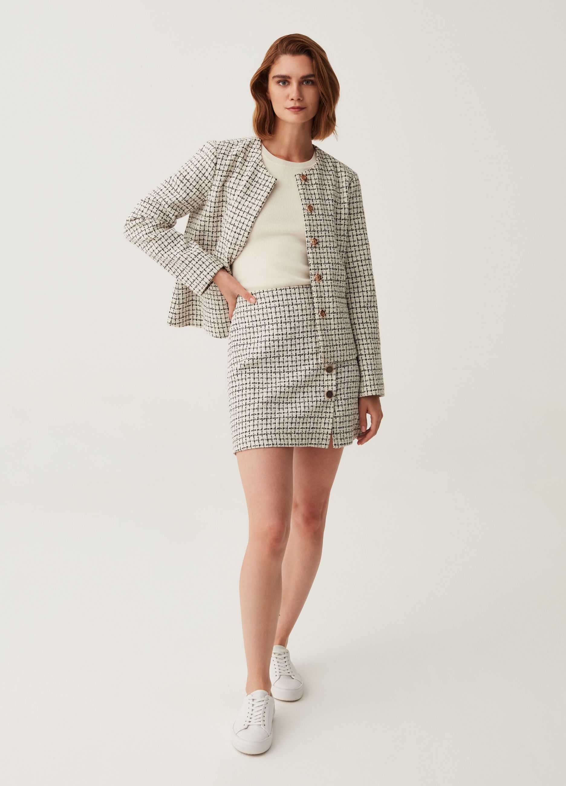 Minigonna in tweed con bottoni lavorati_0