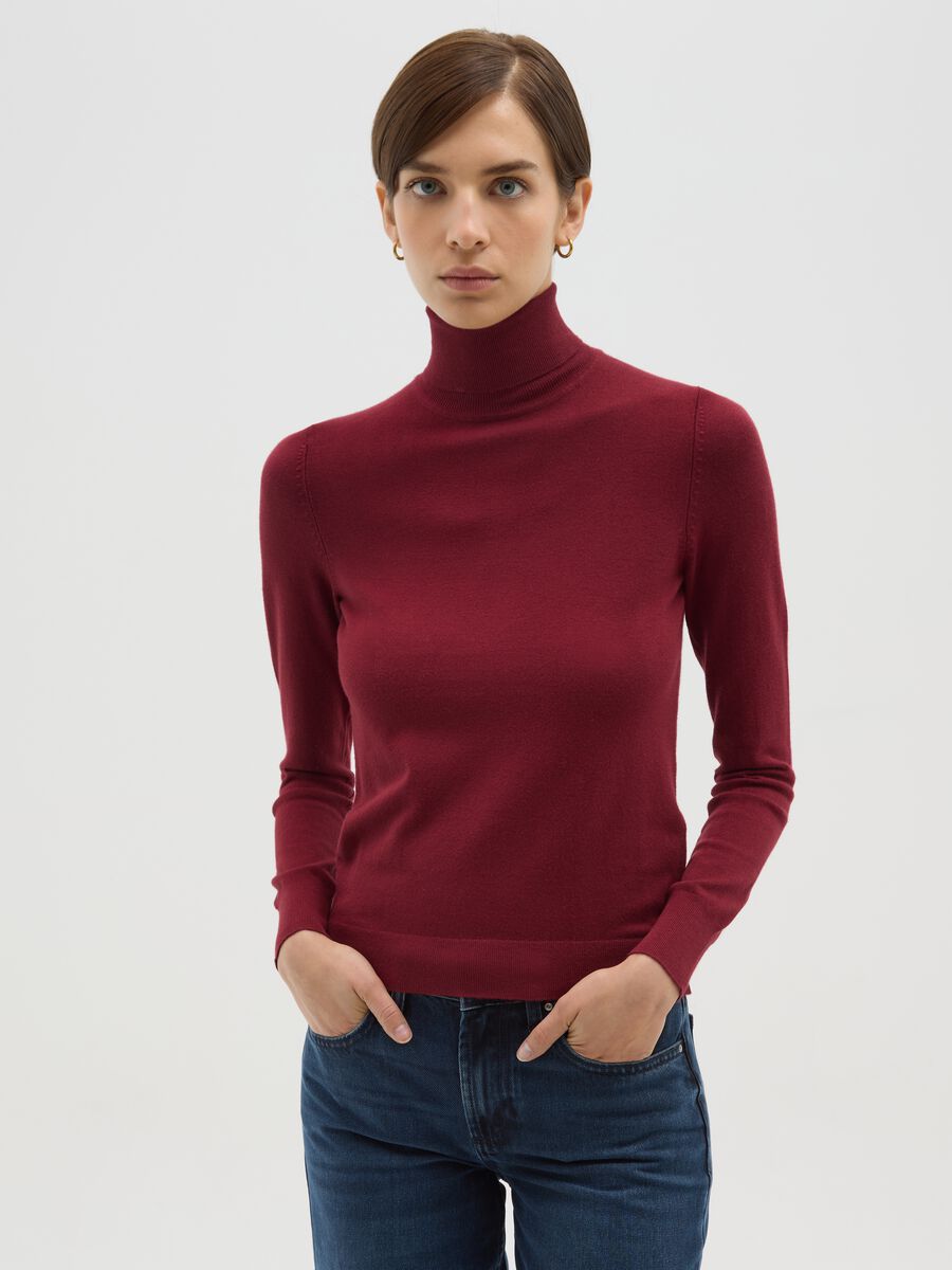 Maglione a coste rosso con collo alto regular fit_0