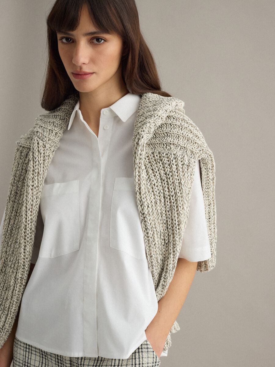 Camicia in cotone elasticizzato bianca oversize fit con taschine_2