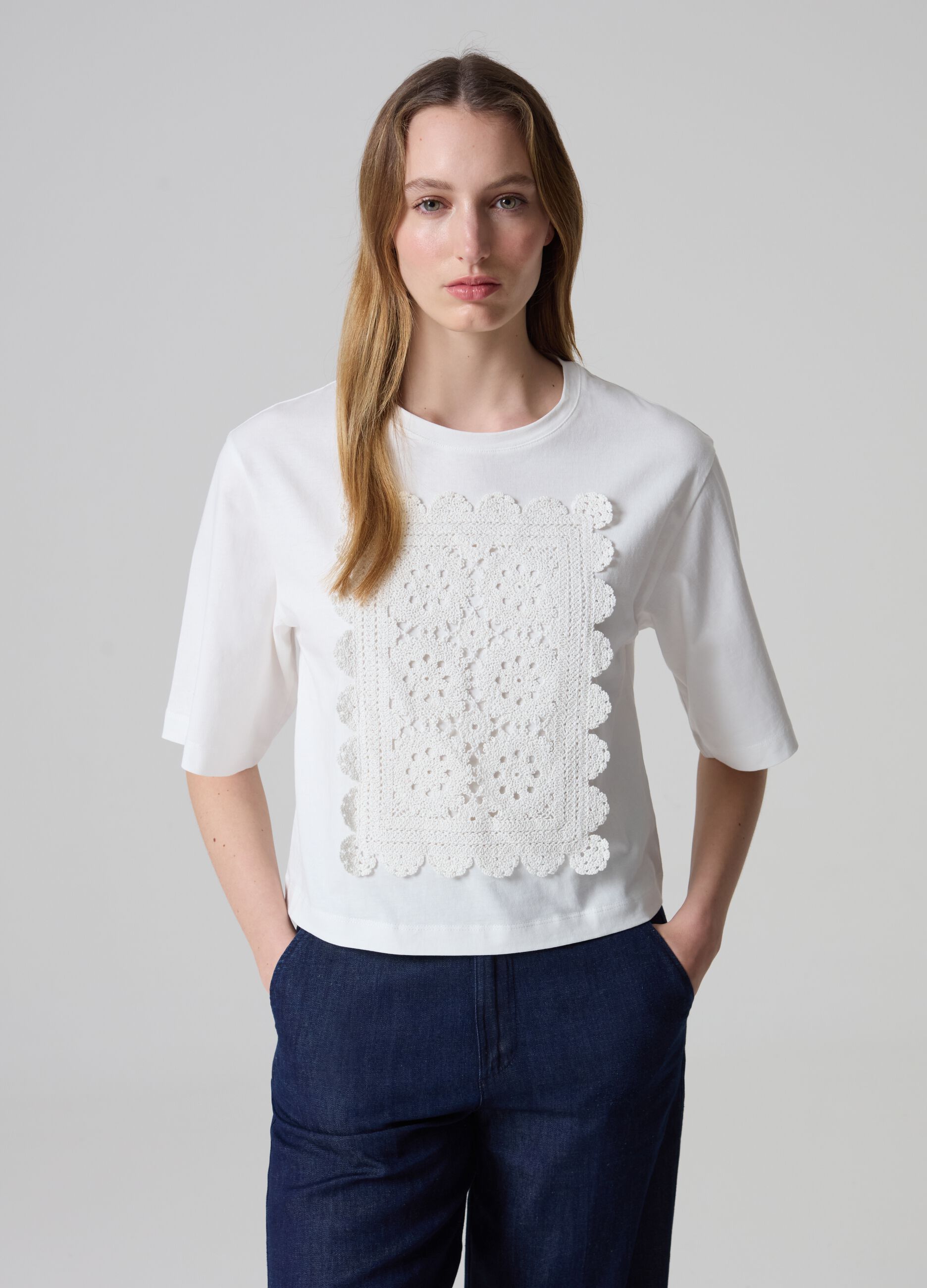 T-shirt con applicazione crochet