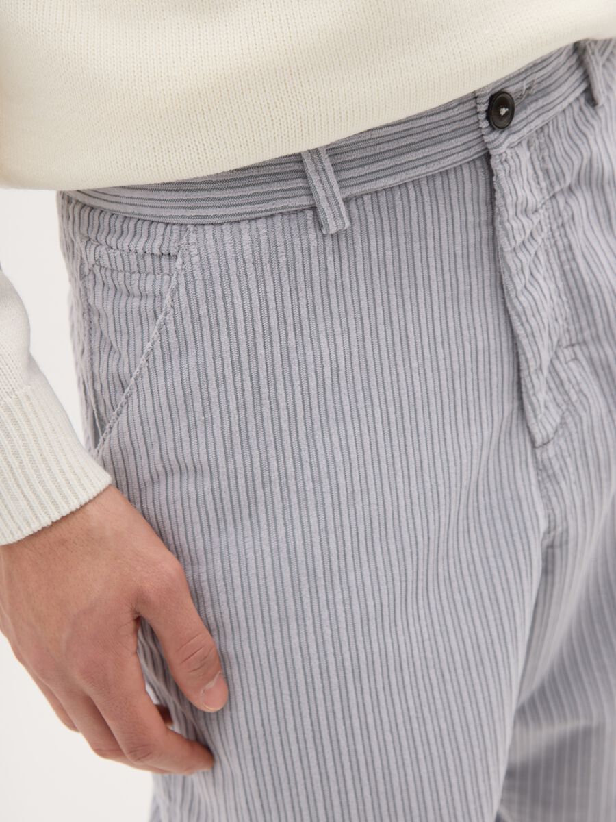 Grey cotton blend regular fit chino trousers_3