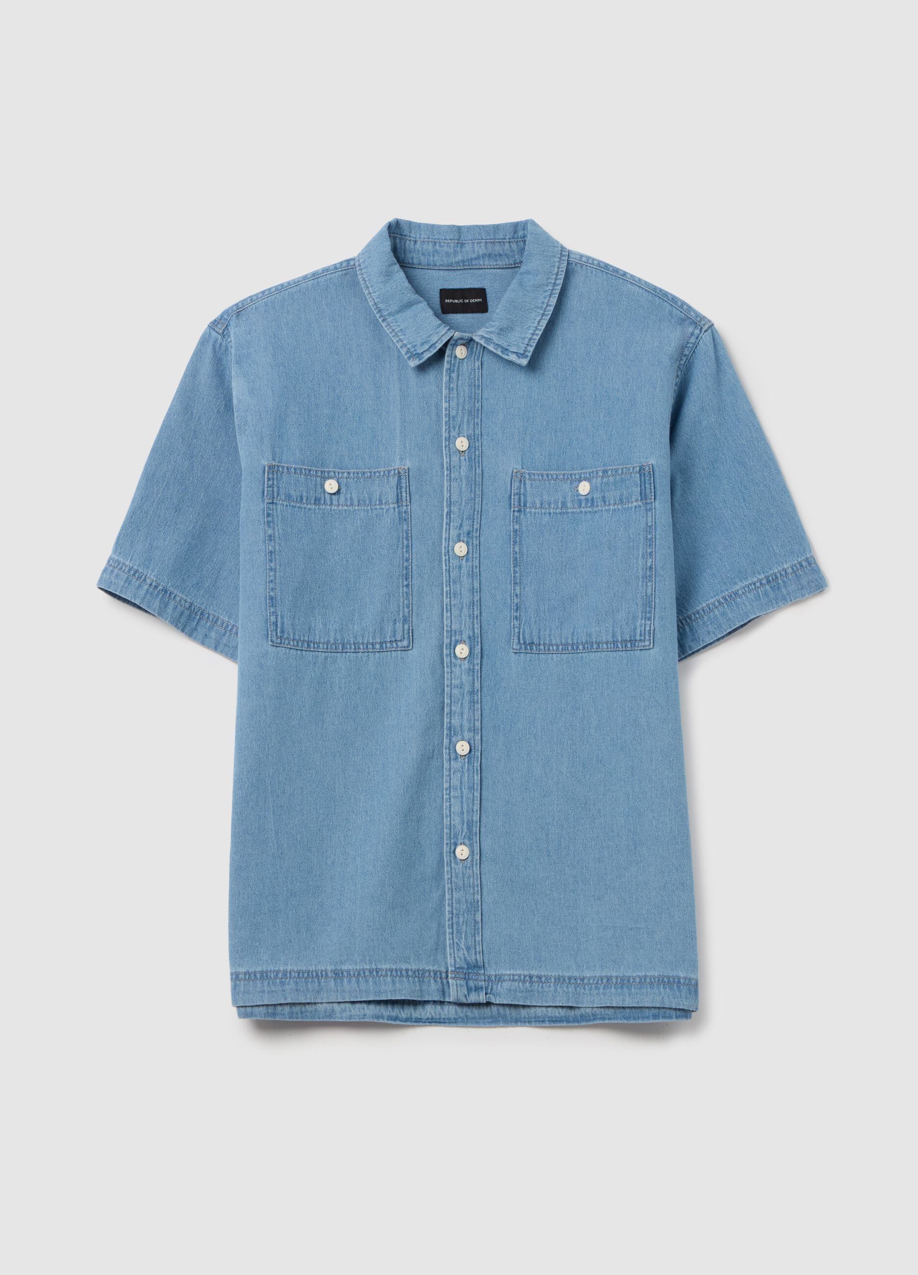 Short-sleeved shirt in denim with pockets