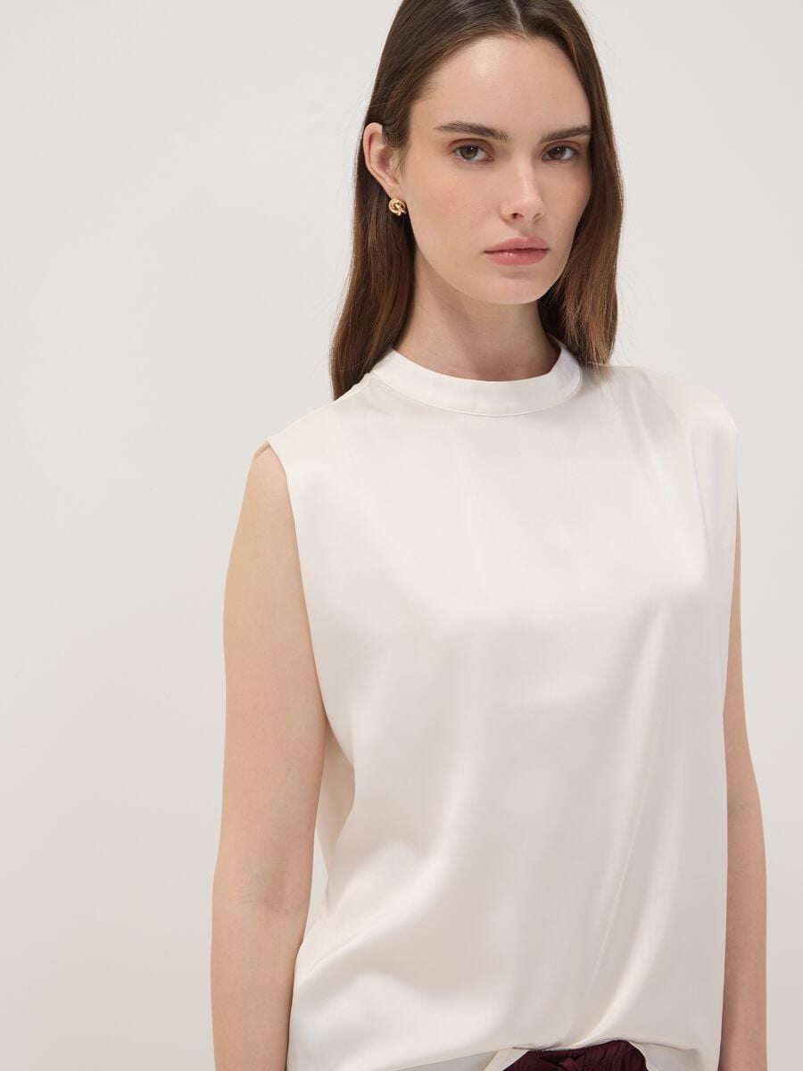Top bianco in tessuto elasticizzato con collo alto_0