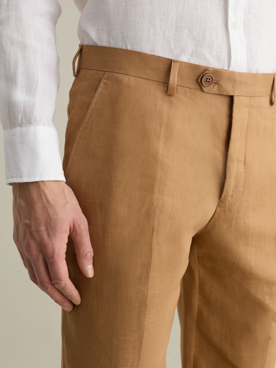 Contemporary regular-fit trousers in linen_3
