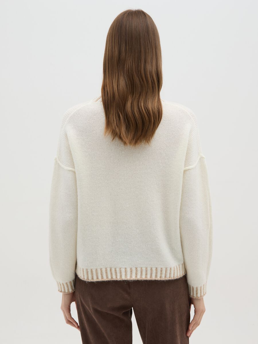 Light beige sweater with high collar and contrasting edges_2