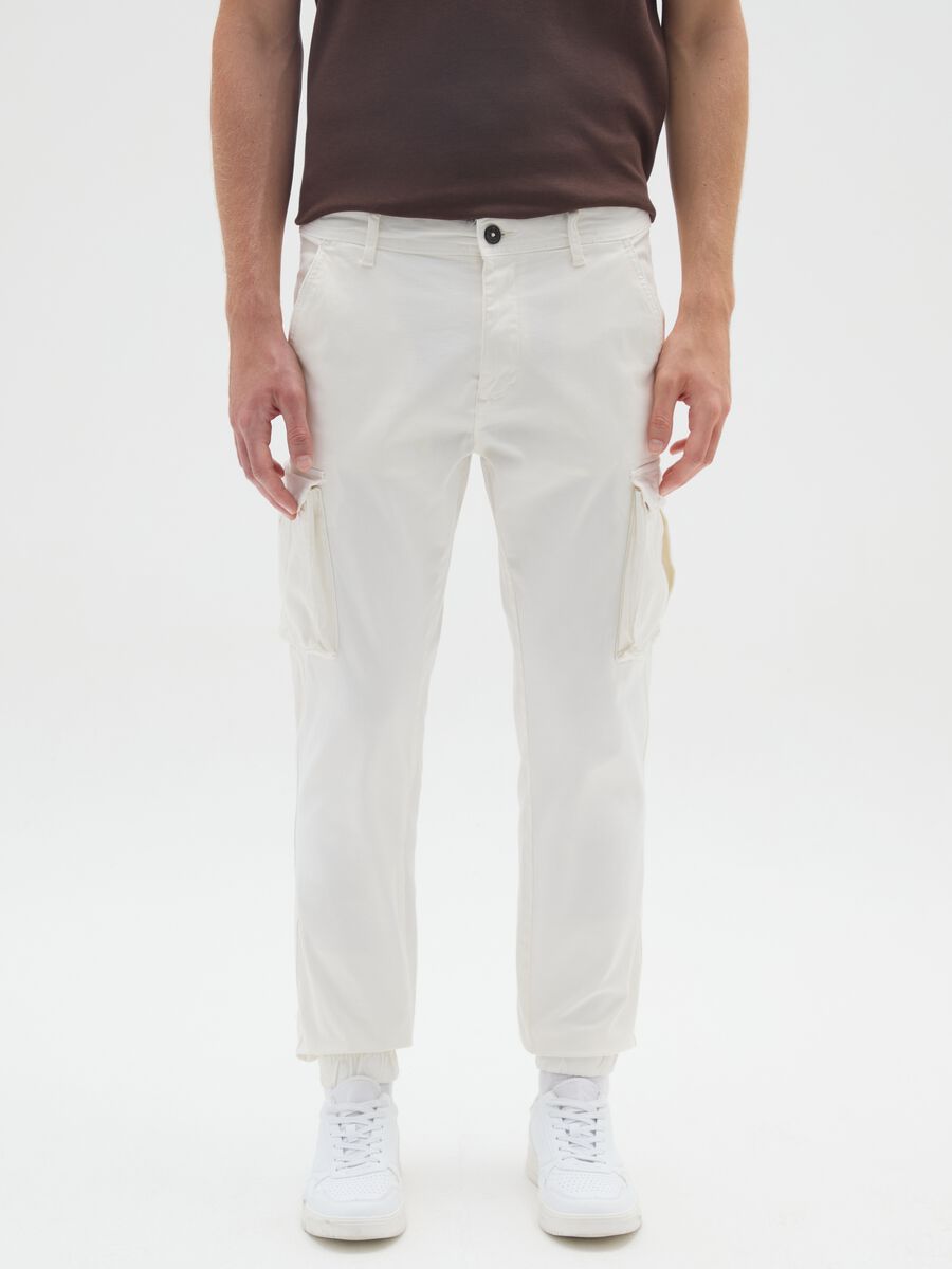 Pantaloni cargo in misto cotone elasticizzato bianchi slim fit_1