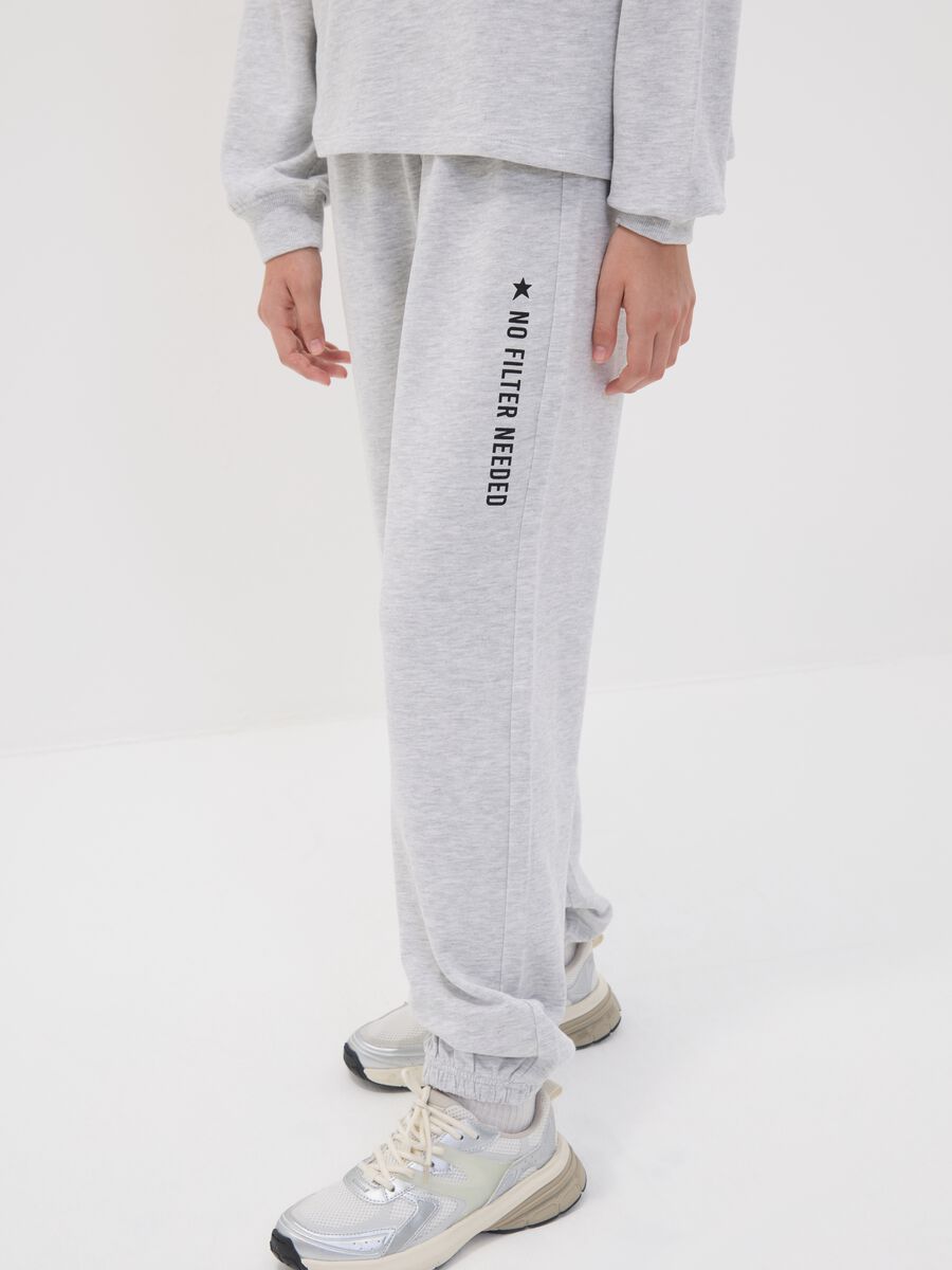 Pantaloni jogger grigi in misto cotone organico con stampa per ragazza_2