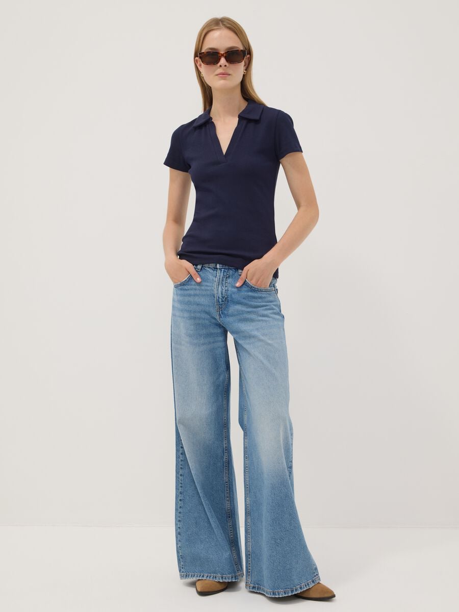 Polo blu in cotone elasticizzato con scollo a V aperto regular fit_2
