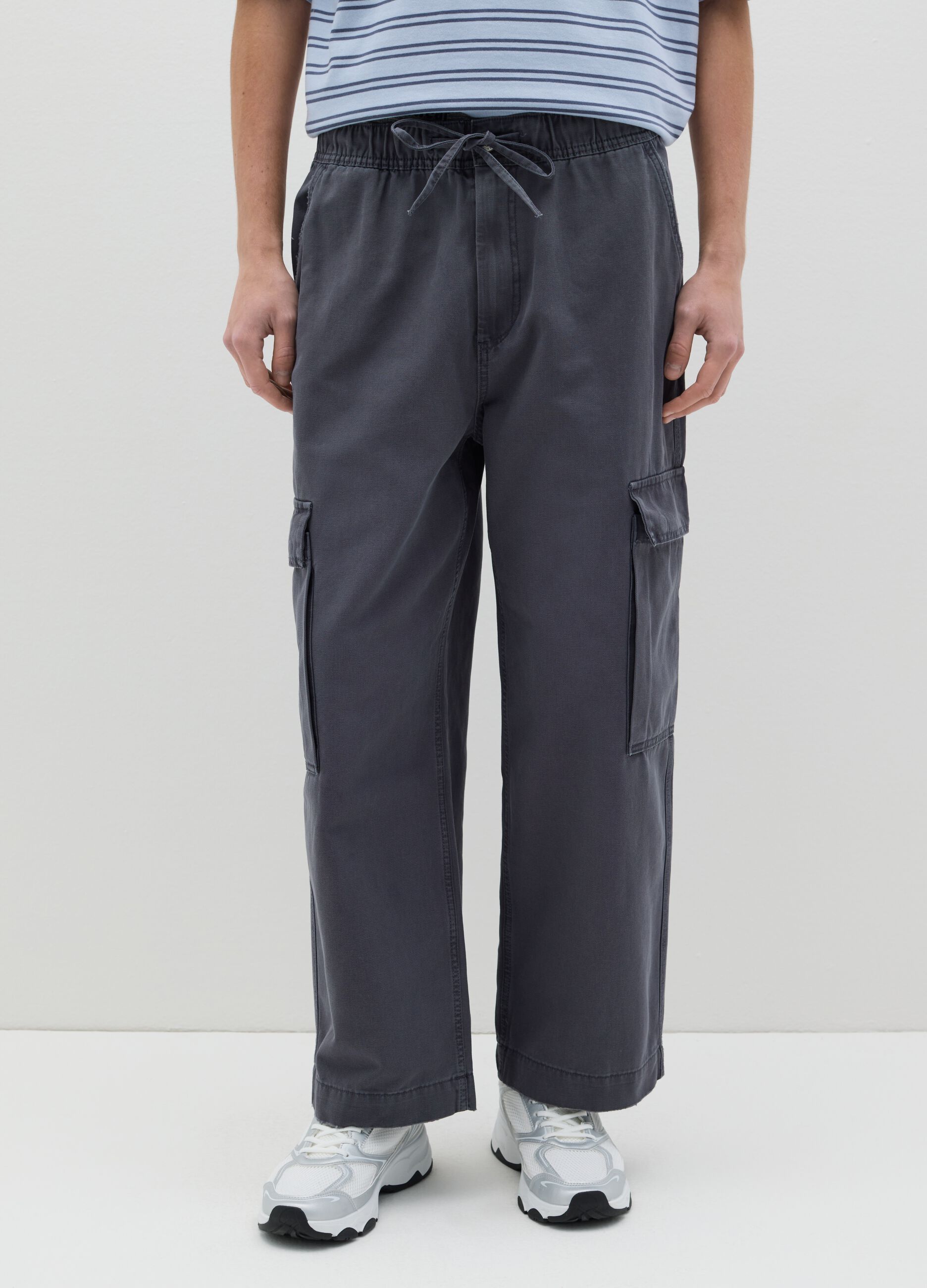 Wide-leg cargo joggers with drawstring