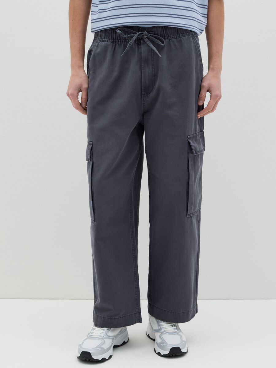 Wide-leg cargo joggers with drawstring_1