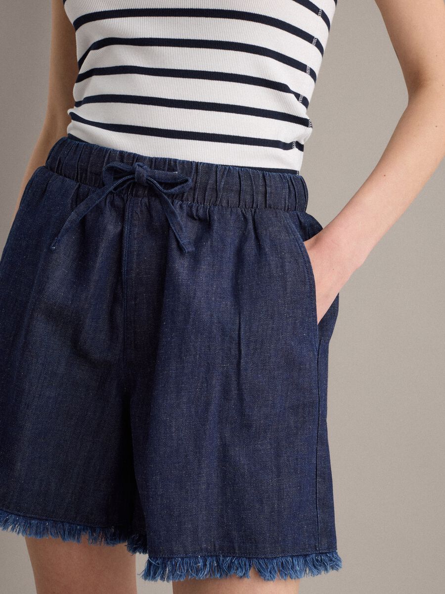 Shorts denim blu in misto cotone regular fit con bordo sfrangiato_3