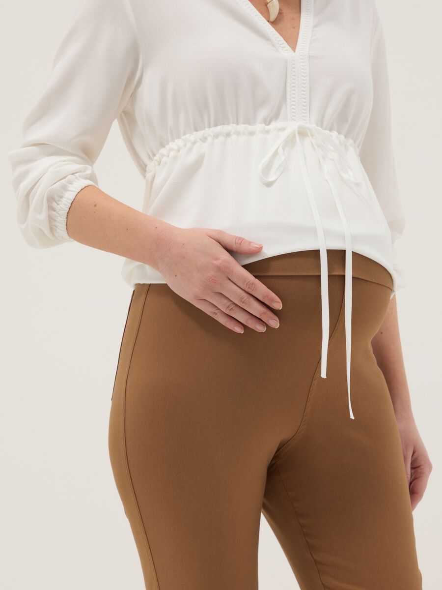 Pantaloni slim premaman marroni in viscosa elasticizzata_3