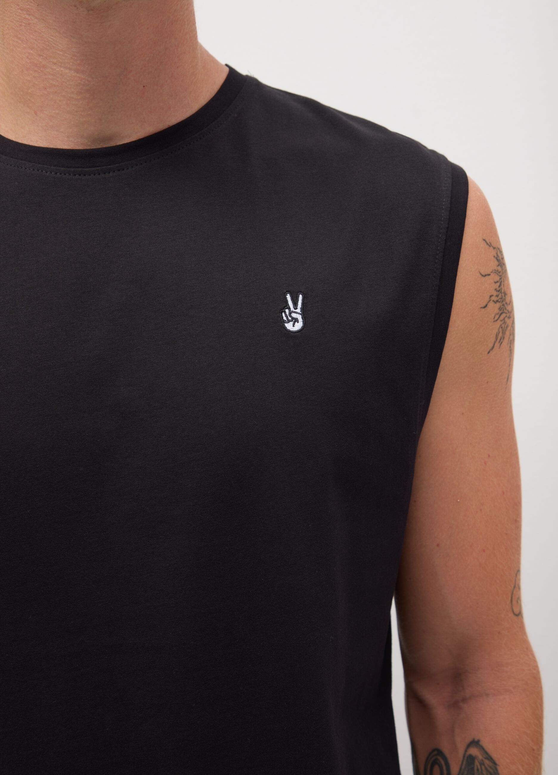 Men’s black regular-fit vest top in 100% cotton with embroidery
