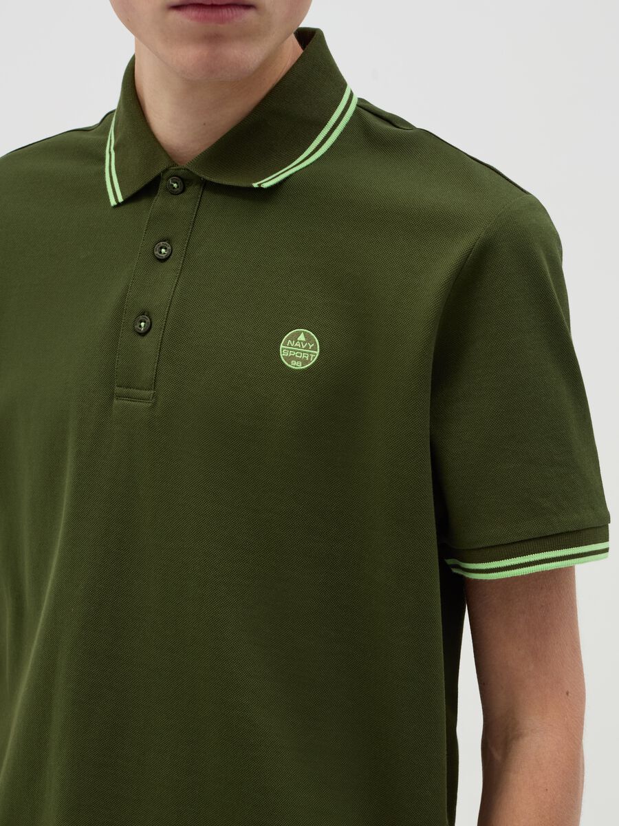 Polo shirt with striped edging and logo embroidery_3